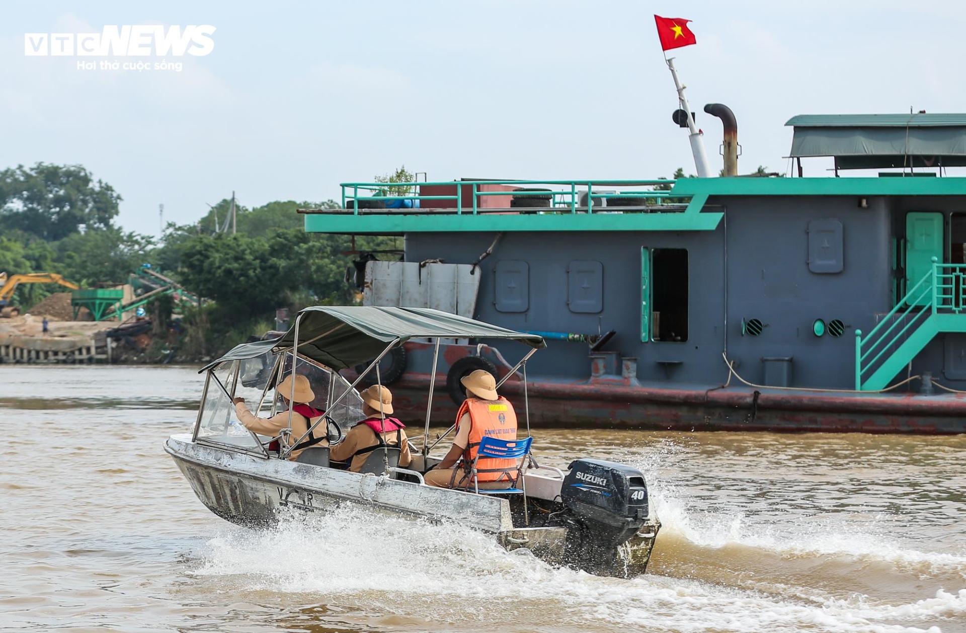 Theo chân Cảnh sát đường thuỷ Hà Nội kiểm tra nồng độ cồn lái tàu - 1