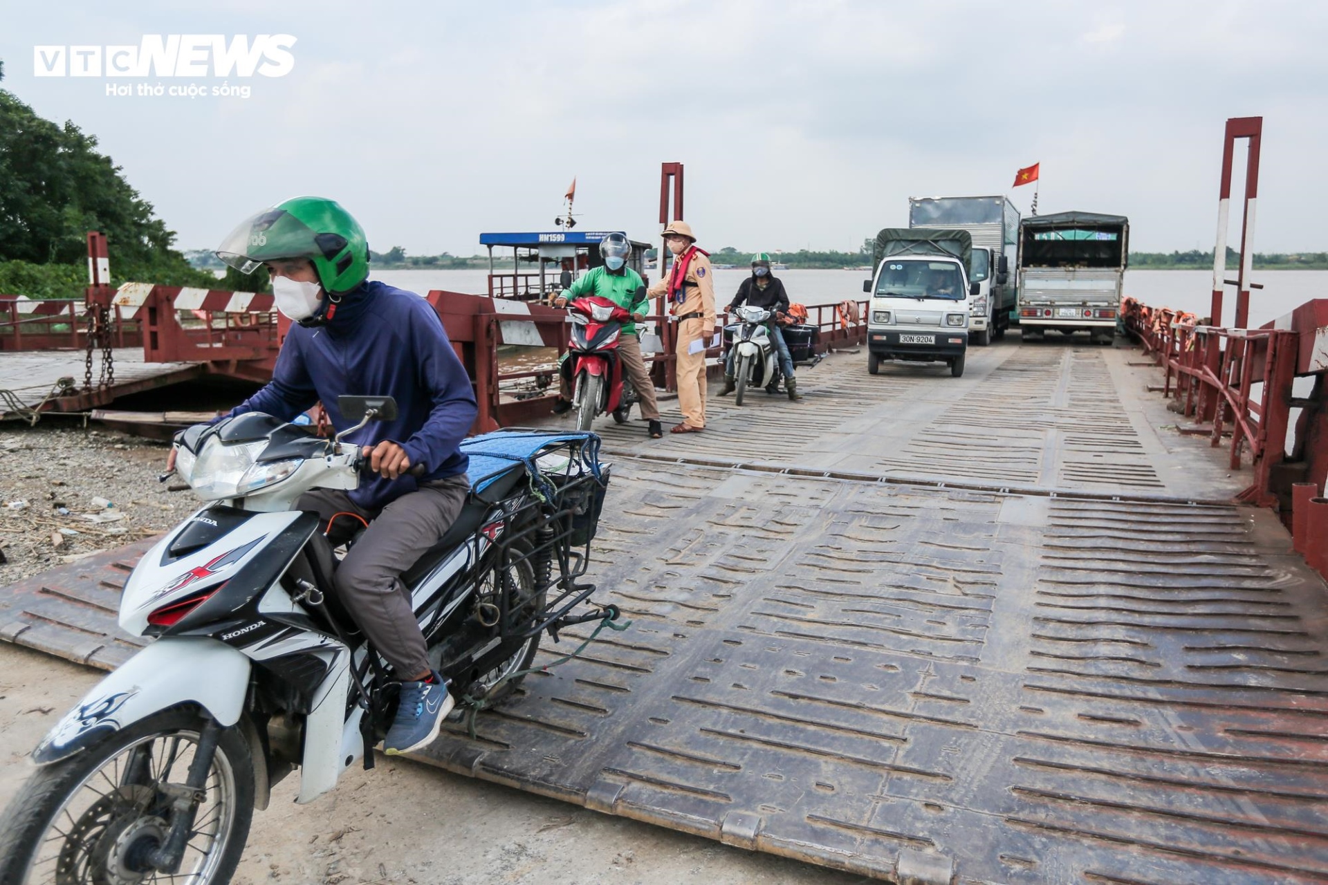 Theo chân Cảnh sát đường thuỷ Hà Nội kiểm tra nồng độ cồn lái tàu - 16