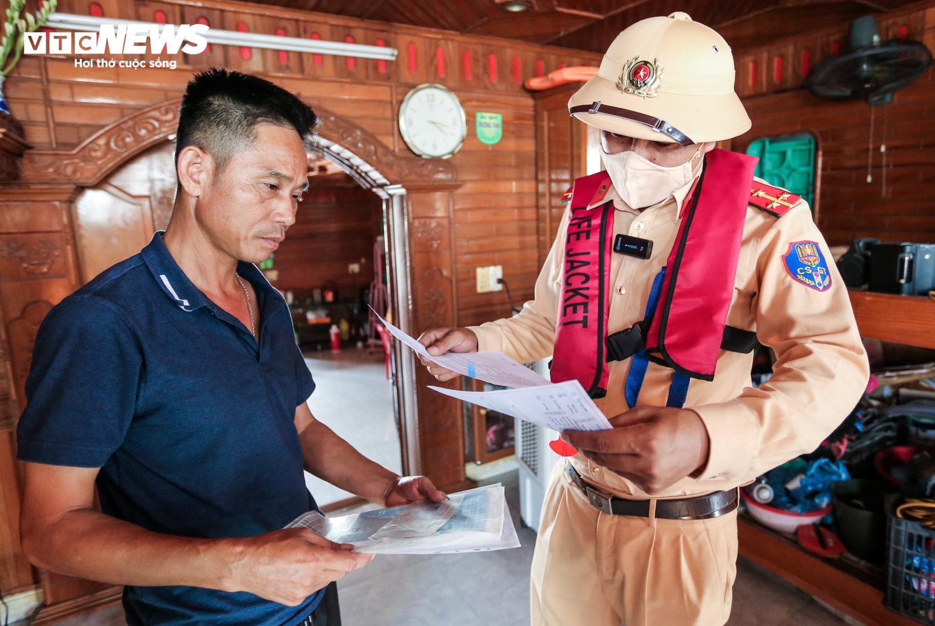 Theo chân Cảnh sát đường thuỷ Hà Nội kiểm tra nồng độ cồn lái tàu - 11