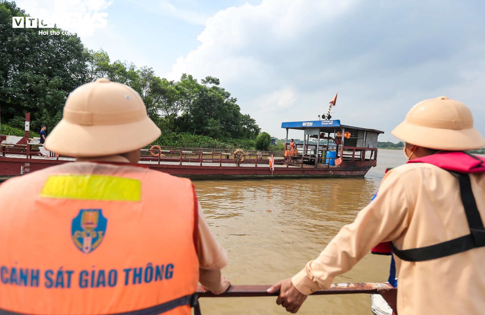 Theo chân Cảnh sát đường thuỷ Hà Nội kiểm tra nồng độ cồn lái tàu - 15