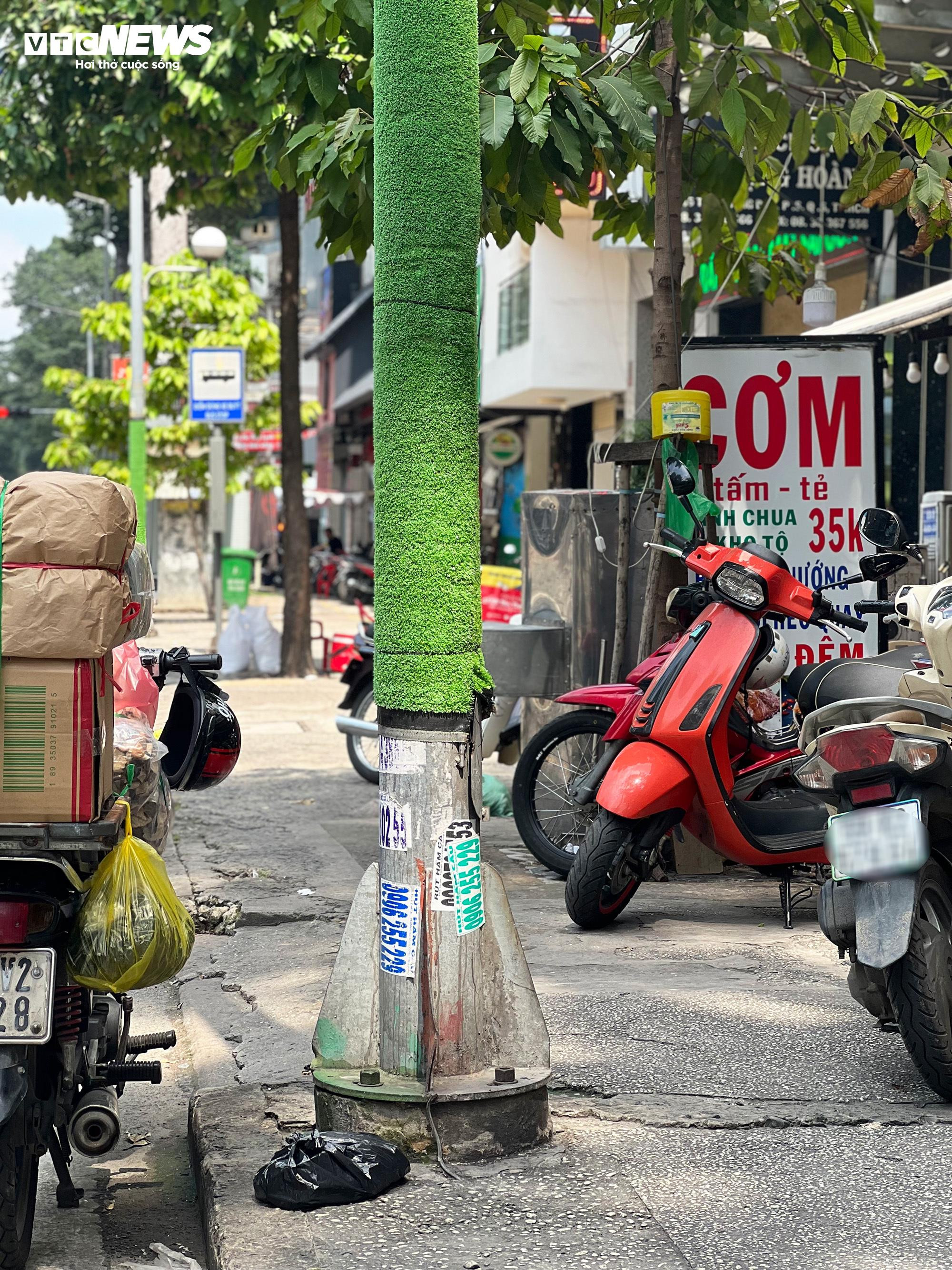 TP.HCM: Hơn 1.000 trụ điện quấn cỏ nhựa vẫn chi chít quảng cáo hút hầm cầu - 10