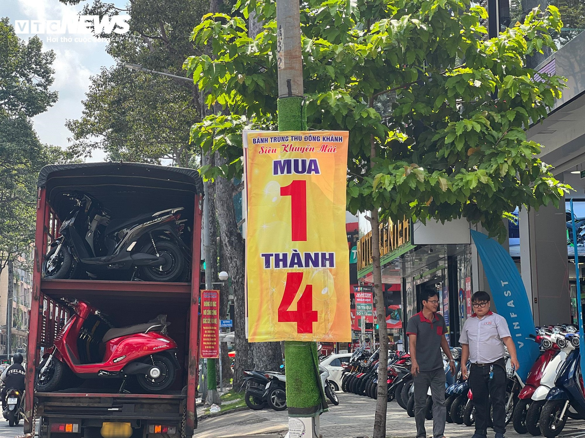 TP.HCM: Hơn 1.000 trụ điện quấn cỏ nhựa vẫn chi chít quảng cáo hút hầm cầu - 14