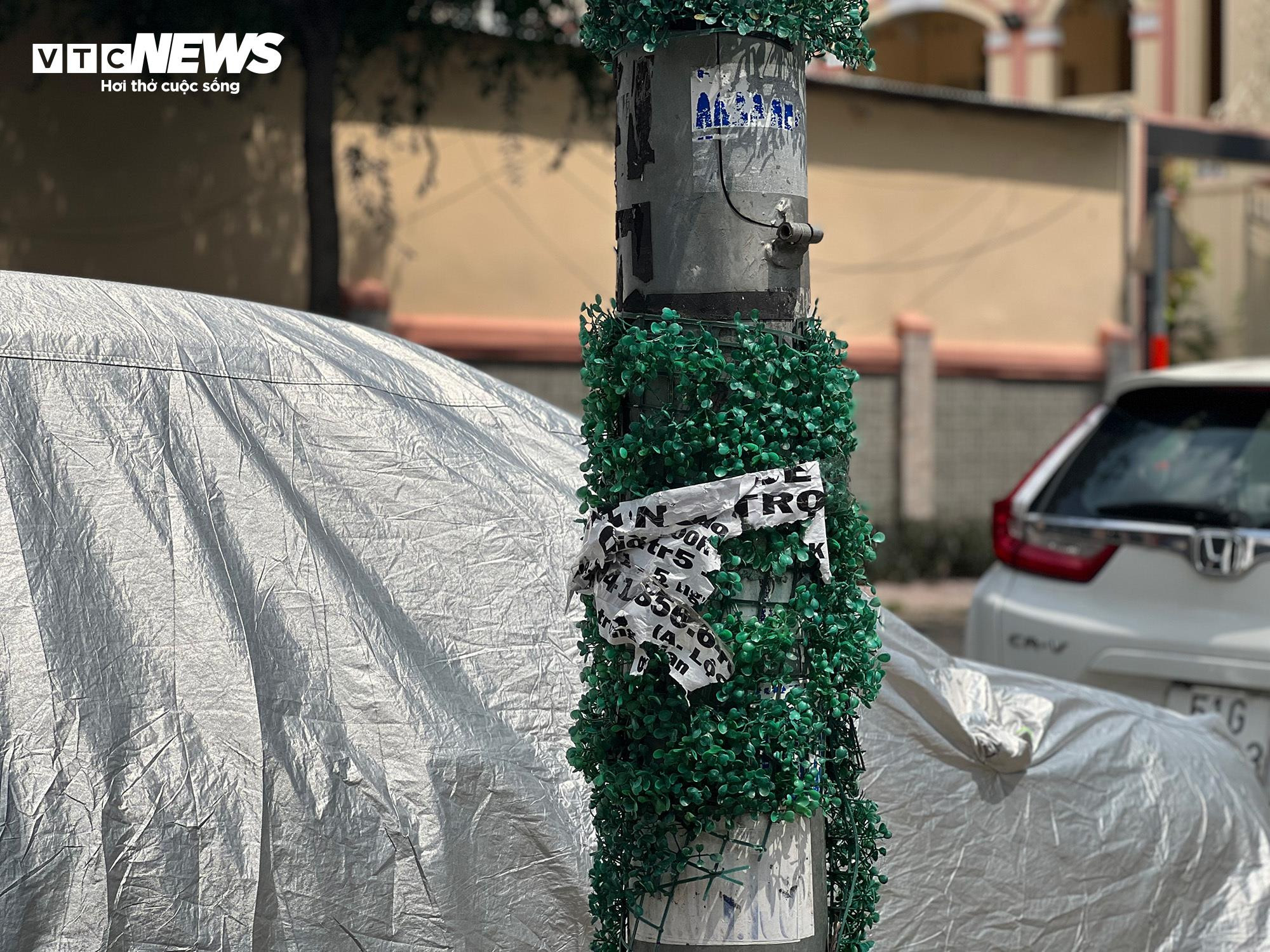 TP.HCM: Hơn 1.000 trụ điện quấn cỏ nhựa vẫn chi chít quảng cáo hút hầm cầu - 8