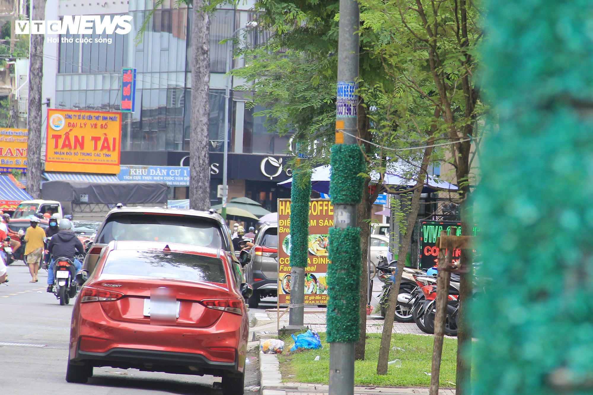 TP.HCM: Hơn 1.000 trụ điện quấn cỏ nhựa vẫn chi chít quảng cáo hút hầm cầu - 3