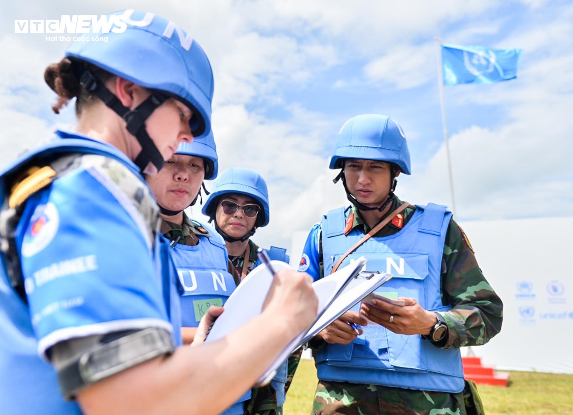 Công binh ‘mũ nồi xanh’ diễn tập cấp cứu bằng trực thăng - 14