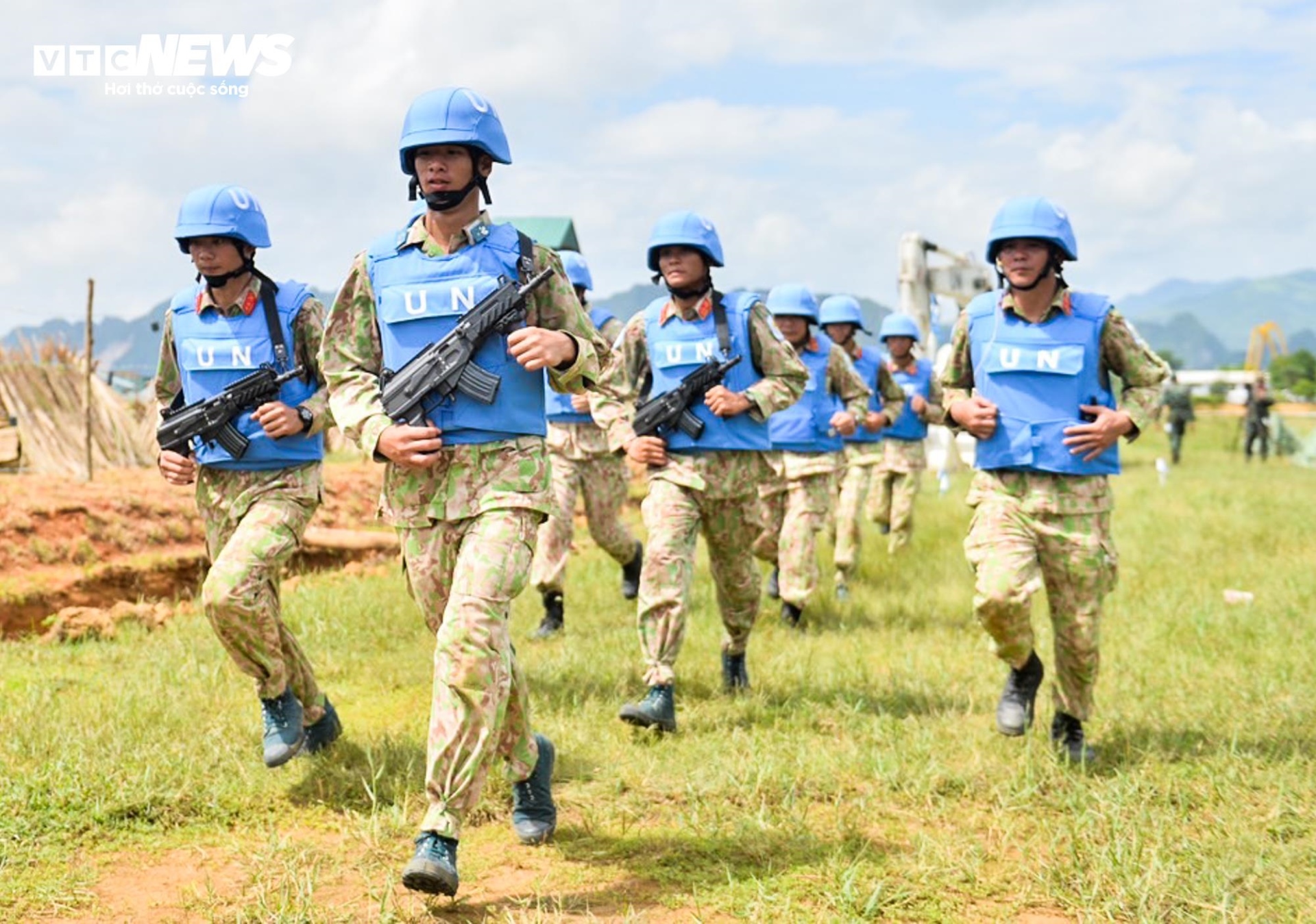 Công binh ‘mũ nồi xanh’ diễn tập cấp cứu bằng trực thăng - 4