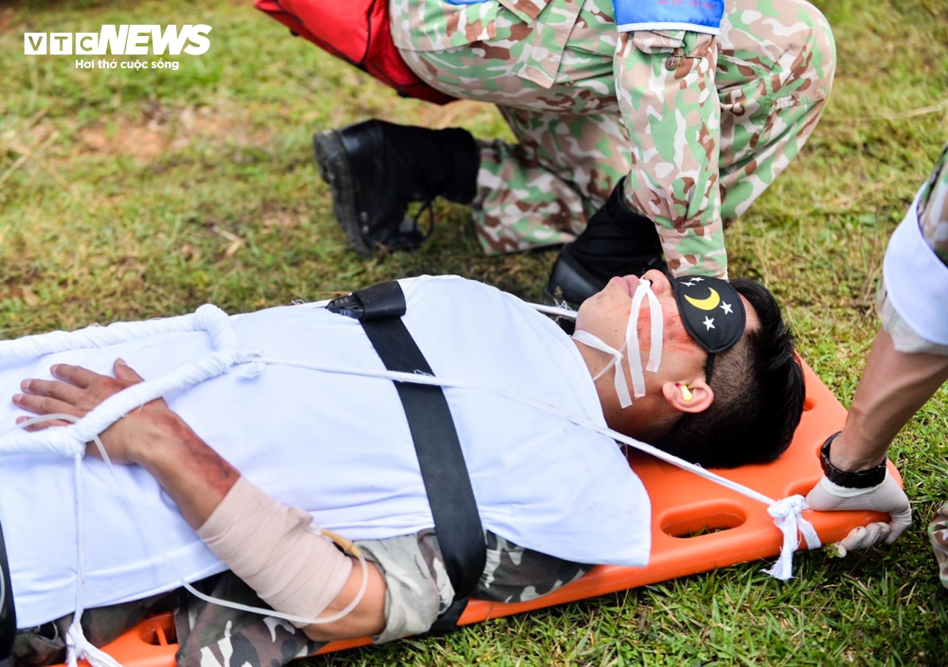 Công binh ‘mũ nồi xanh’ diễn tập cấp cứu bằng trực thăng - 9