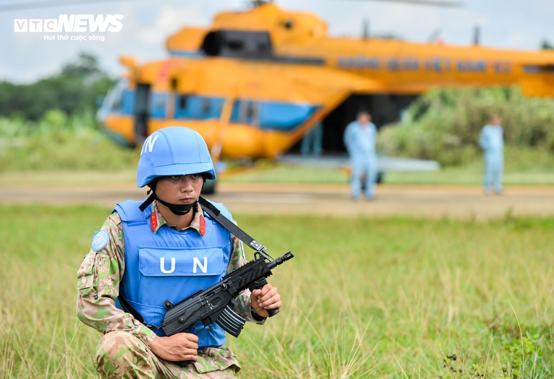 Công binh ‘mũ nồi xanh’ diễn tập cấp cứu bằng trực thăng - 13