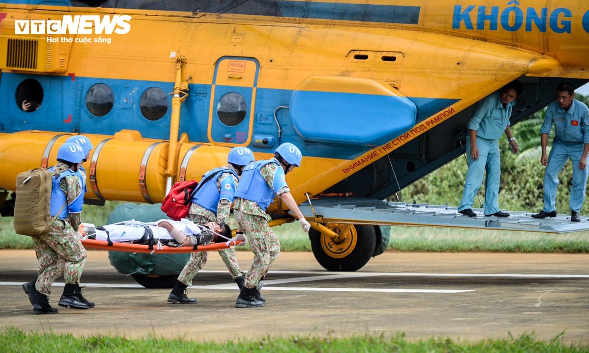 Công binh ‘mũ nồi xanh’ diễn tập cấp cứu bằng trực thăng - 12