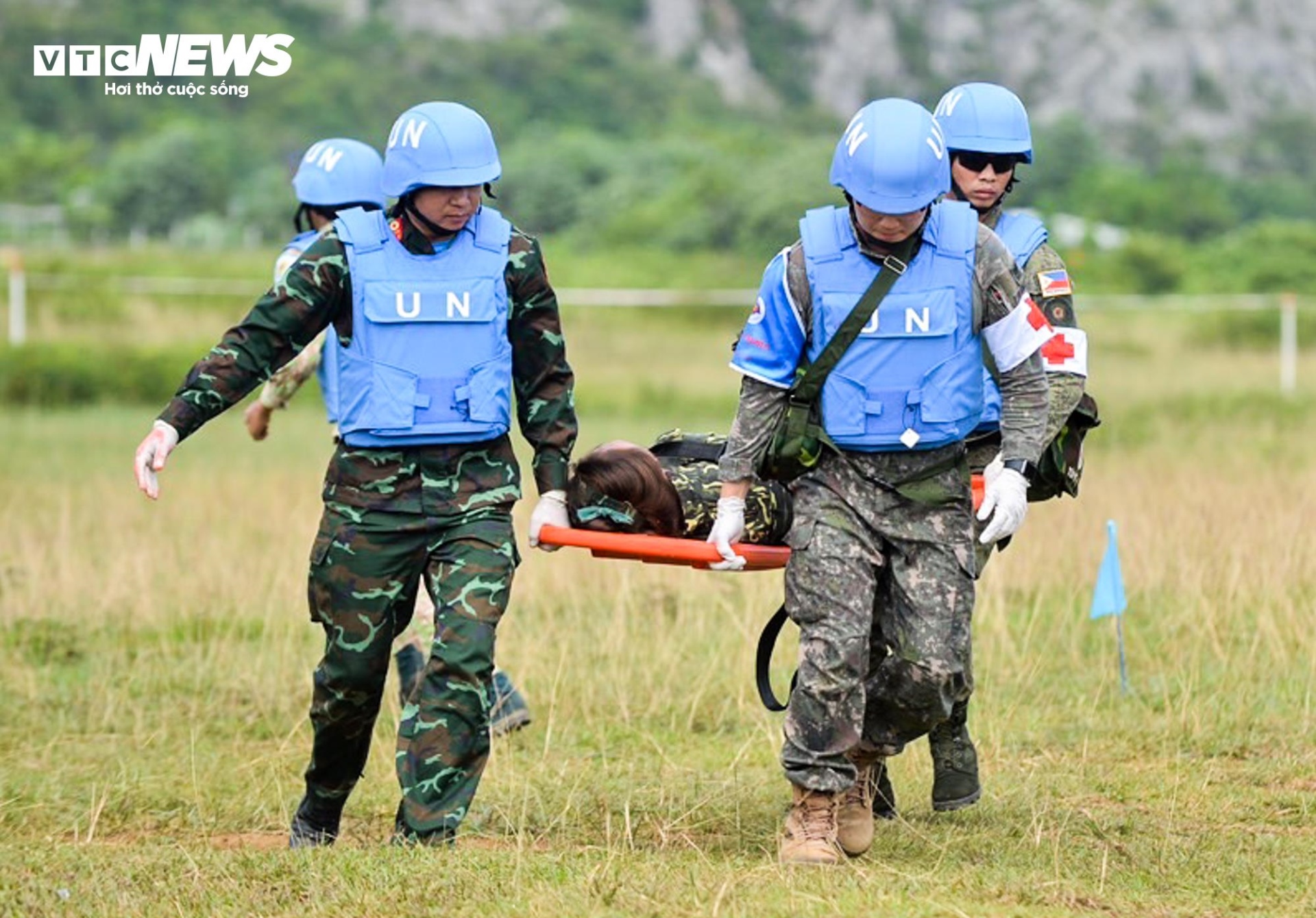 Công binh ‘mũ nồi xanh’ diễn tập cấp cứu bằng trực thăng - 10