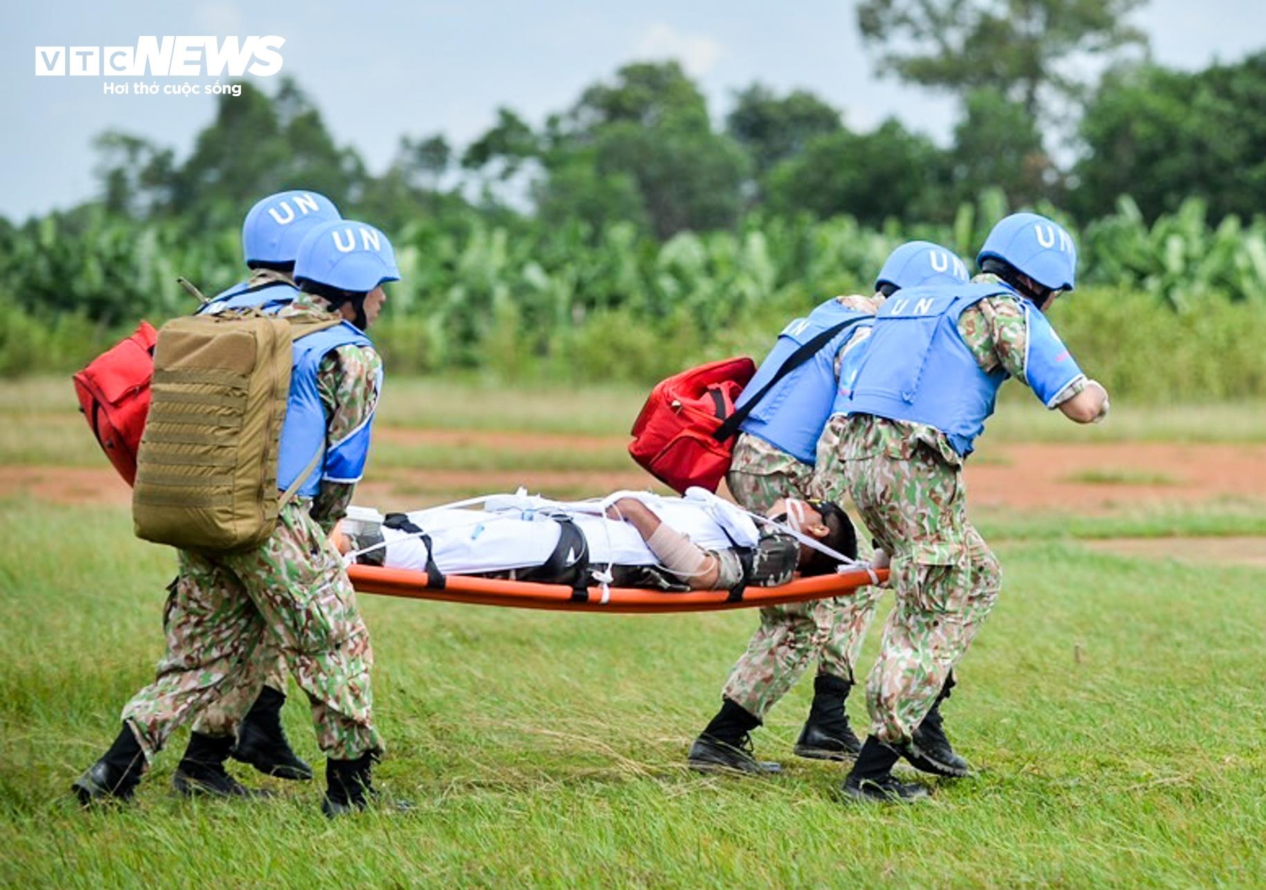 Công binh ‘mũ nồi xanh’ diễn tập cấp cứu bằng trực thăng - 11