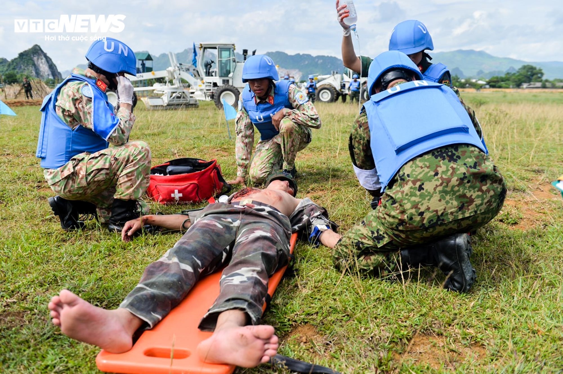Công binh ‘mũ nồi xanh’ diễn tập cấp cứu bằng trực thăng - 6