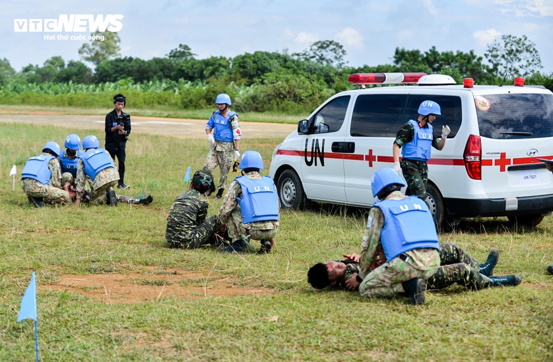 Công binh ‘mũ nồi xanh’ diễn tập cấp cứu bằng trực thăng - 5