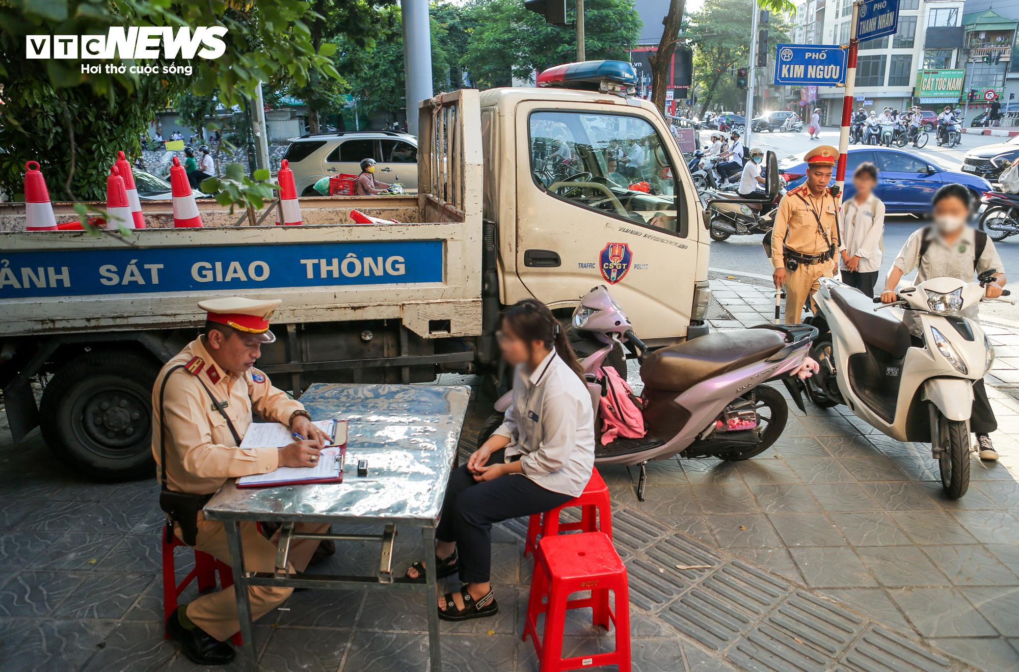 Cho con chưa đủ tuổi lái xe, bố phải nhận điện thoại đến nộp phạt - 8