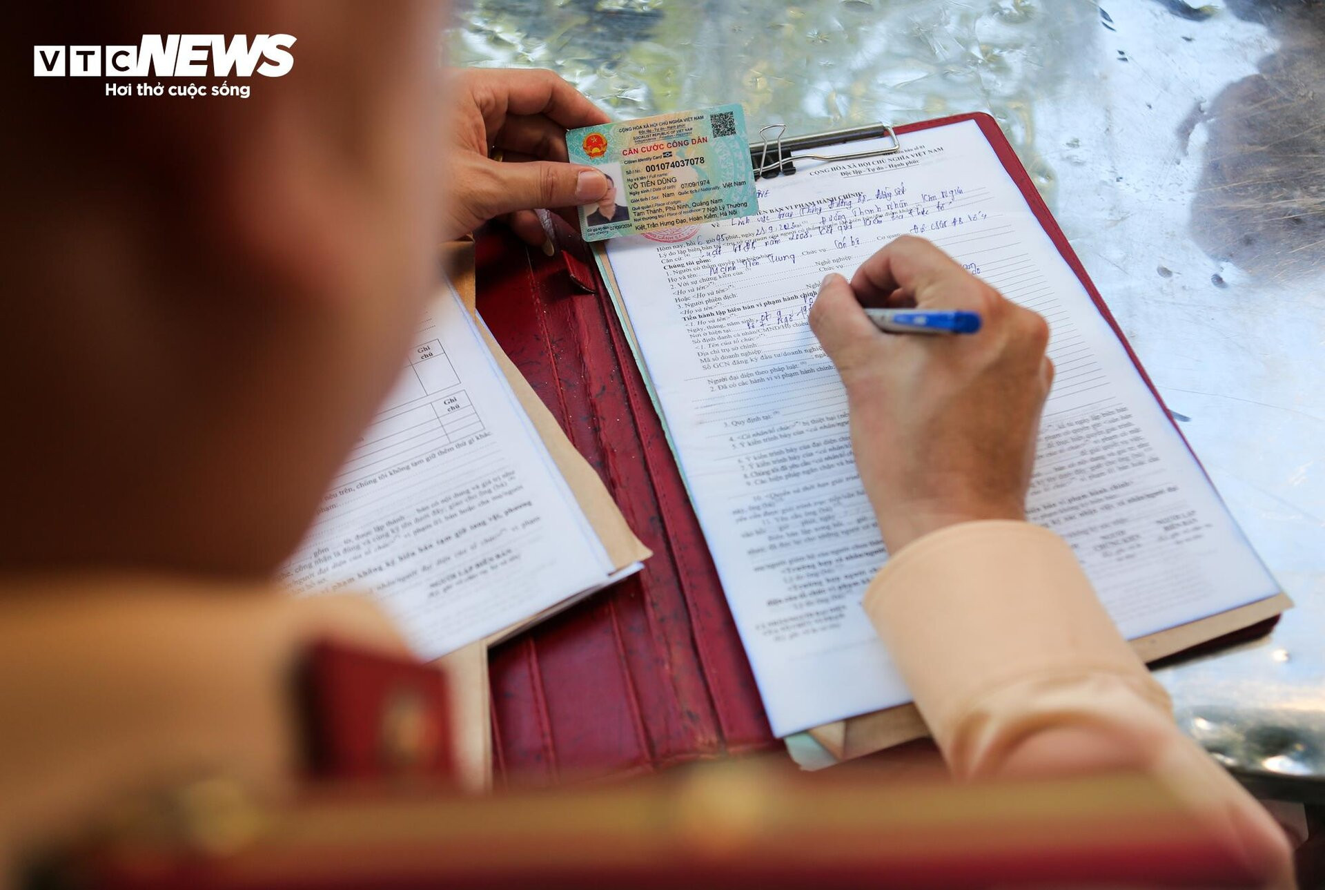 Cho con chưa đủ tuổi lái xe, bố phải nhận điện thoại đến nộp phạt - 10