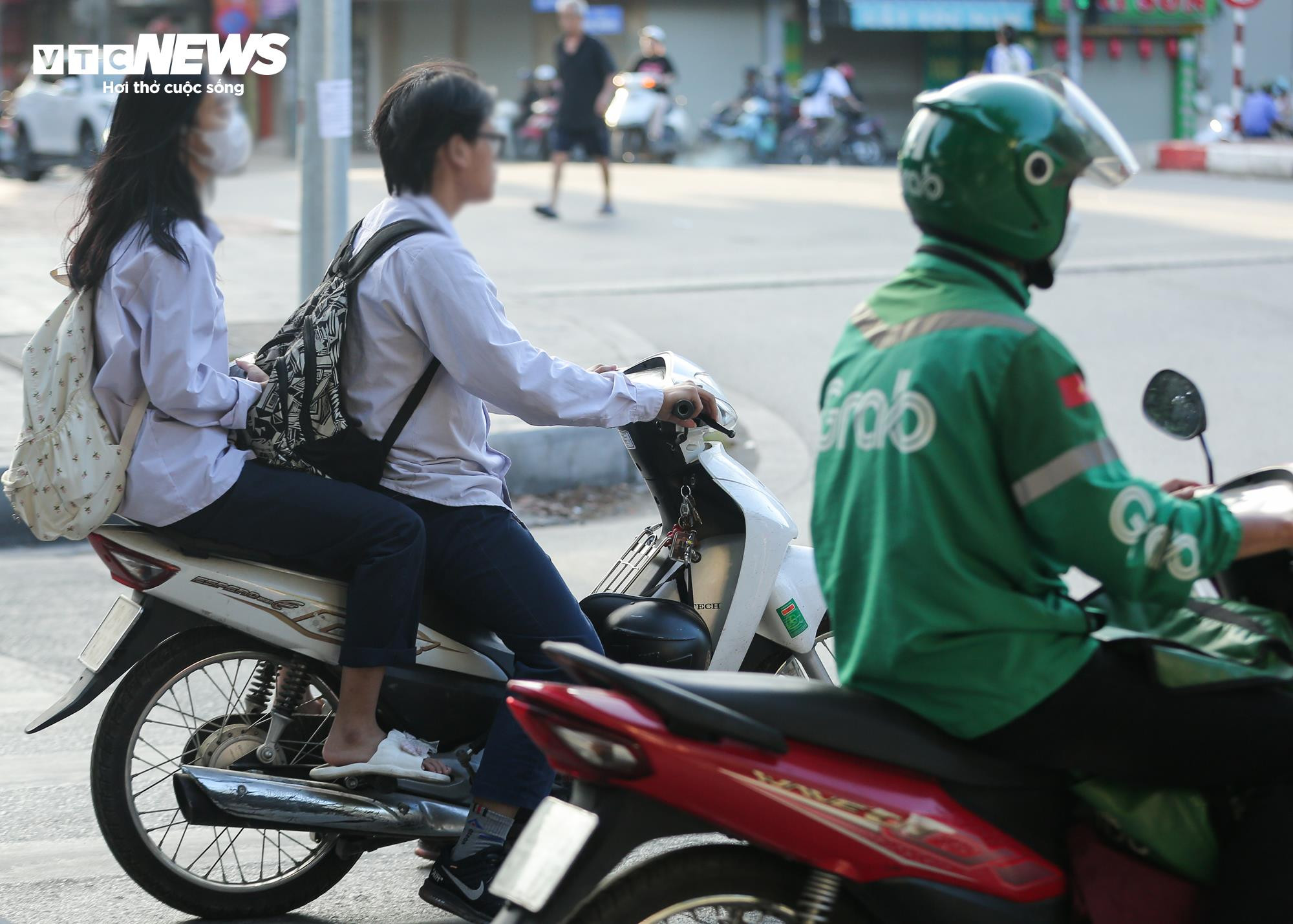 Cho con chưa đủ tuổi lái xe, bố phải nhận điện thoại đến nộp phạt - 4