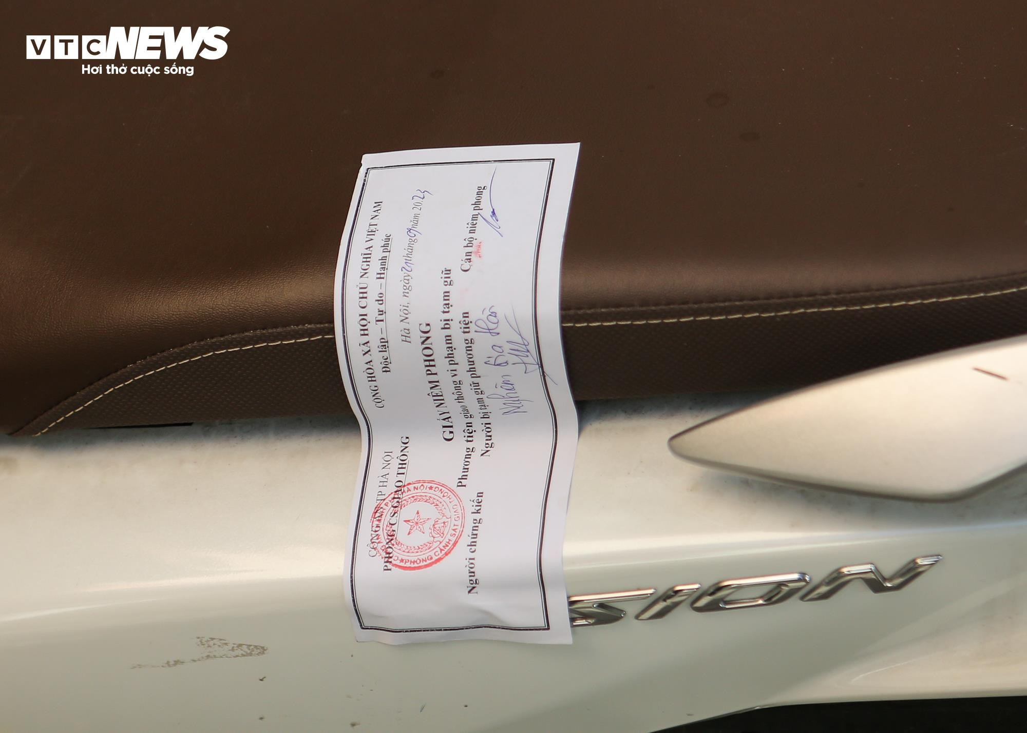 Cho con chưa đủ tuổi lái xe, bố phải nhận điện thoại đến nộp phạt - 15