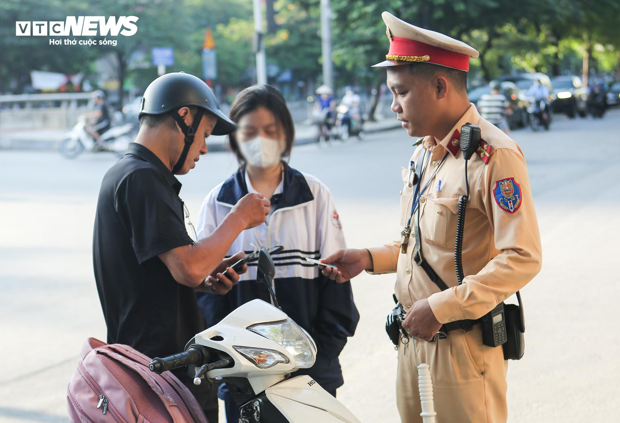 Cho con chưa đủ tuổi lái xe, bố phải nhận điện thoại đến nộp phạt - 6