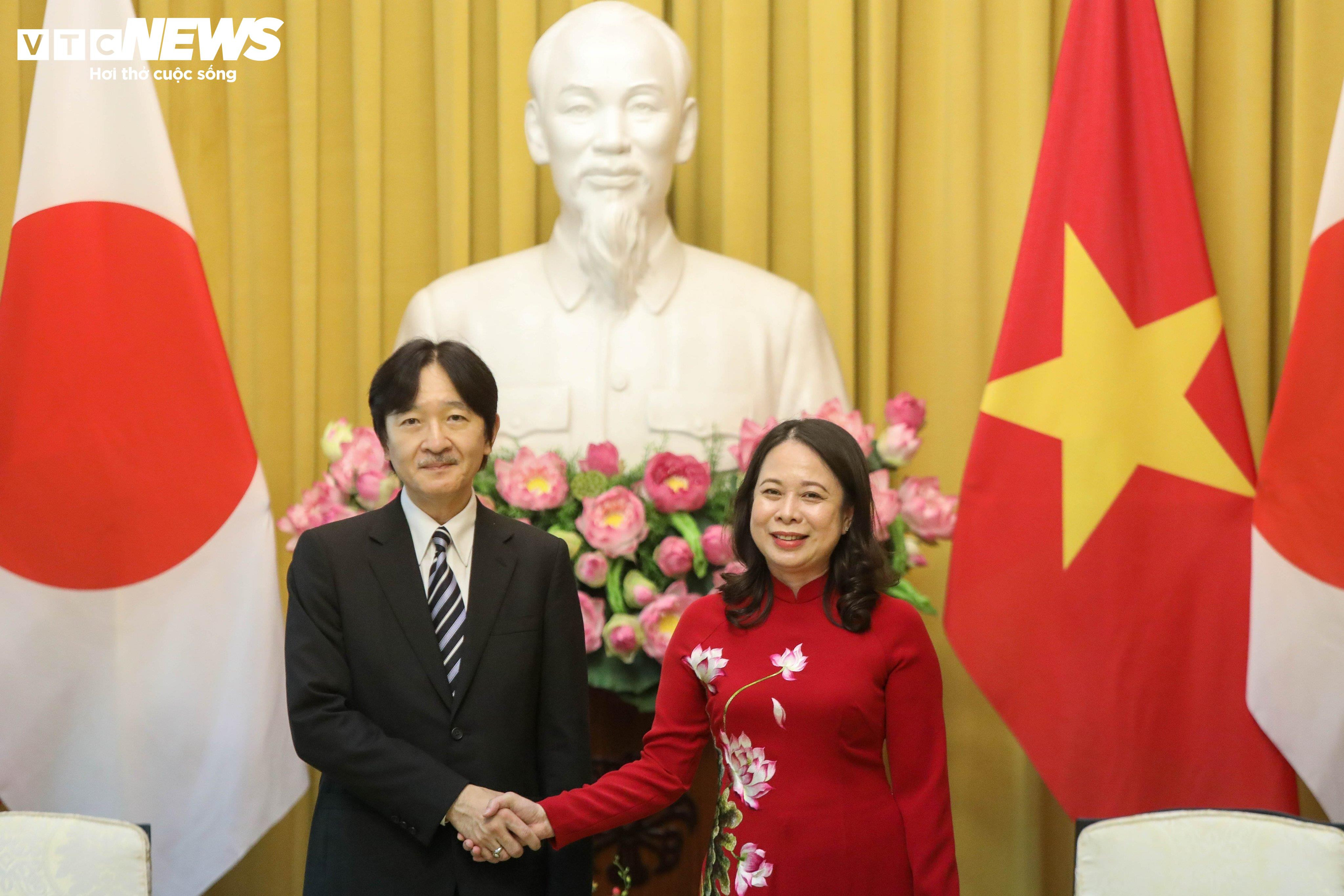 Hoàng Thái tử Nhật Bản và Công nương thăm di tích nhà sàn Bác Hồ, cho cá ăn - 7