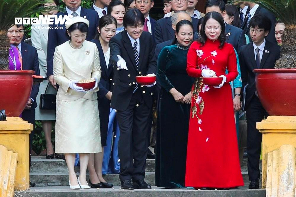 Hoàng Thái tử Nhật Bản và Công nương thăm di tích nhà sàn Bác Hồ, cho cá ăn - 5