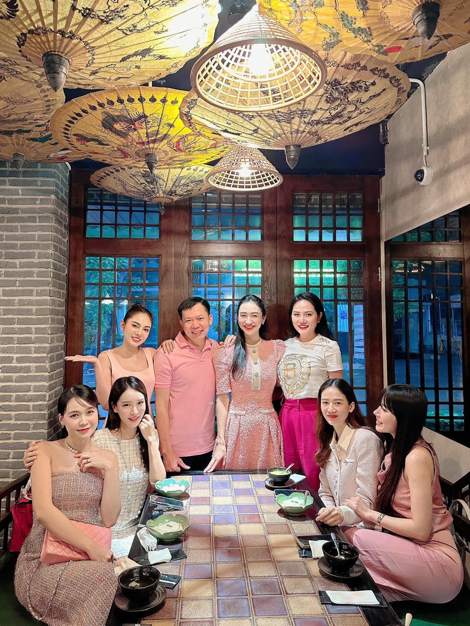 Sao Việt 24/9: Sam lộ vóc dáng bầu bí, Minh Hằng tự tin khoe mặt mộc - 1