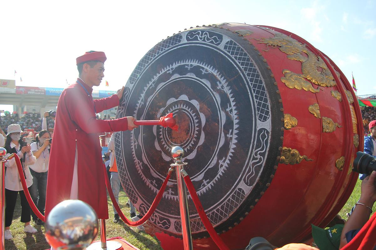 Lễ hội chọi trâu Đồ Sơn: Trâu 1,3 tấn hạ đối thủ chỉ trong 15 giây - 1