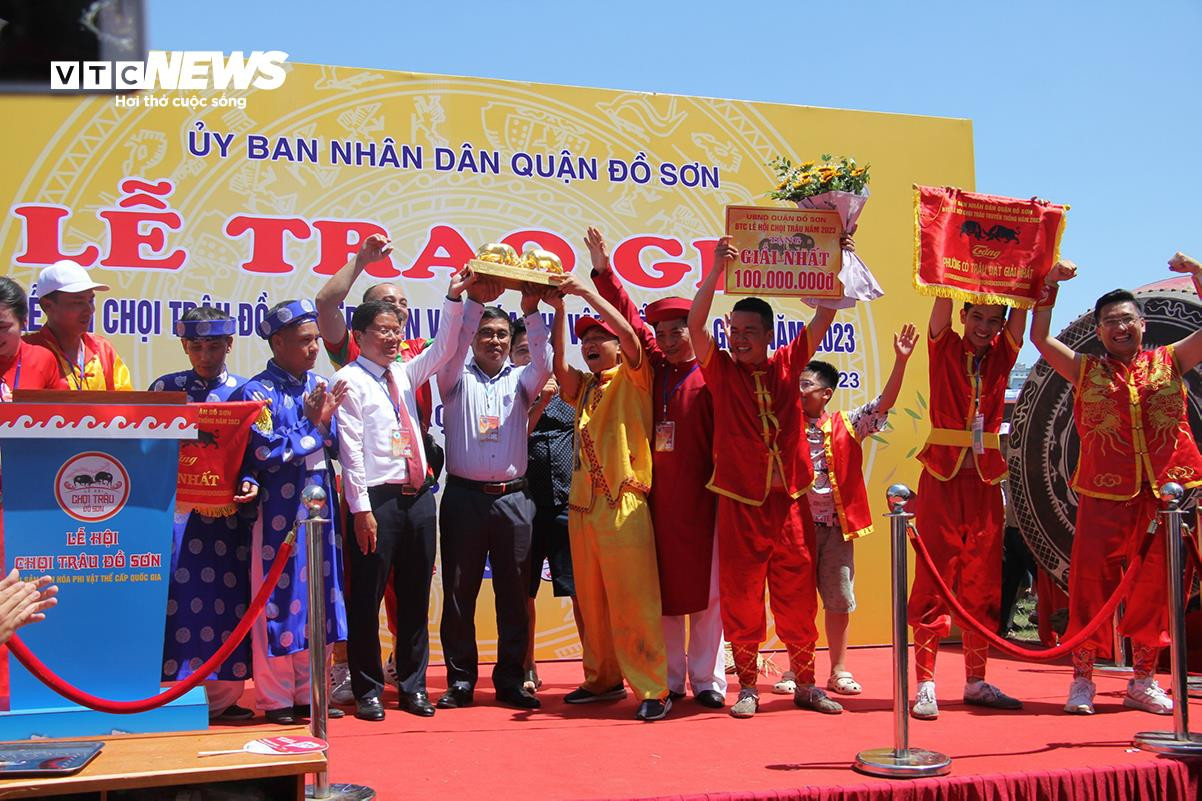 'Ông trâu' nặng 1,3 tấn giành chức vô địch sau trận chung kết kịch tính - 2