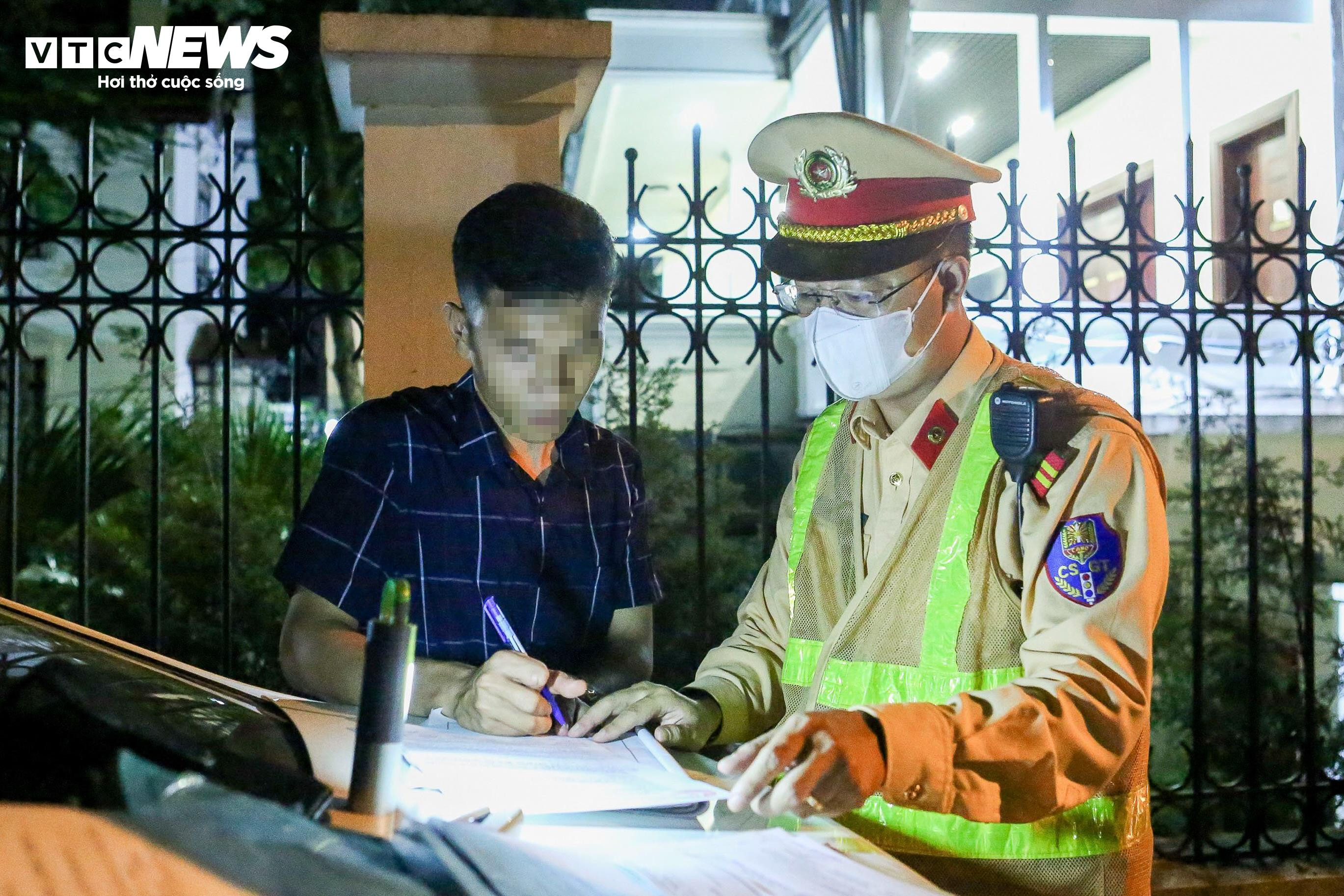 Tài xế không chịu đo nồng độ cồn vì được bạn khuyên 'Đừng thổi, không xin được' - 7