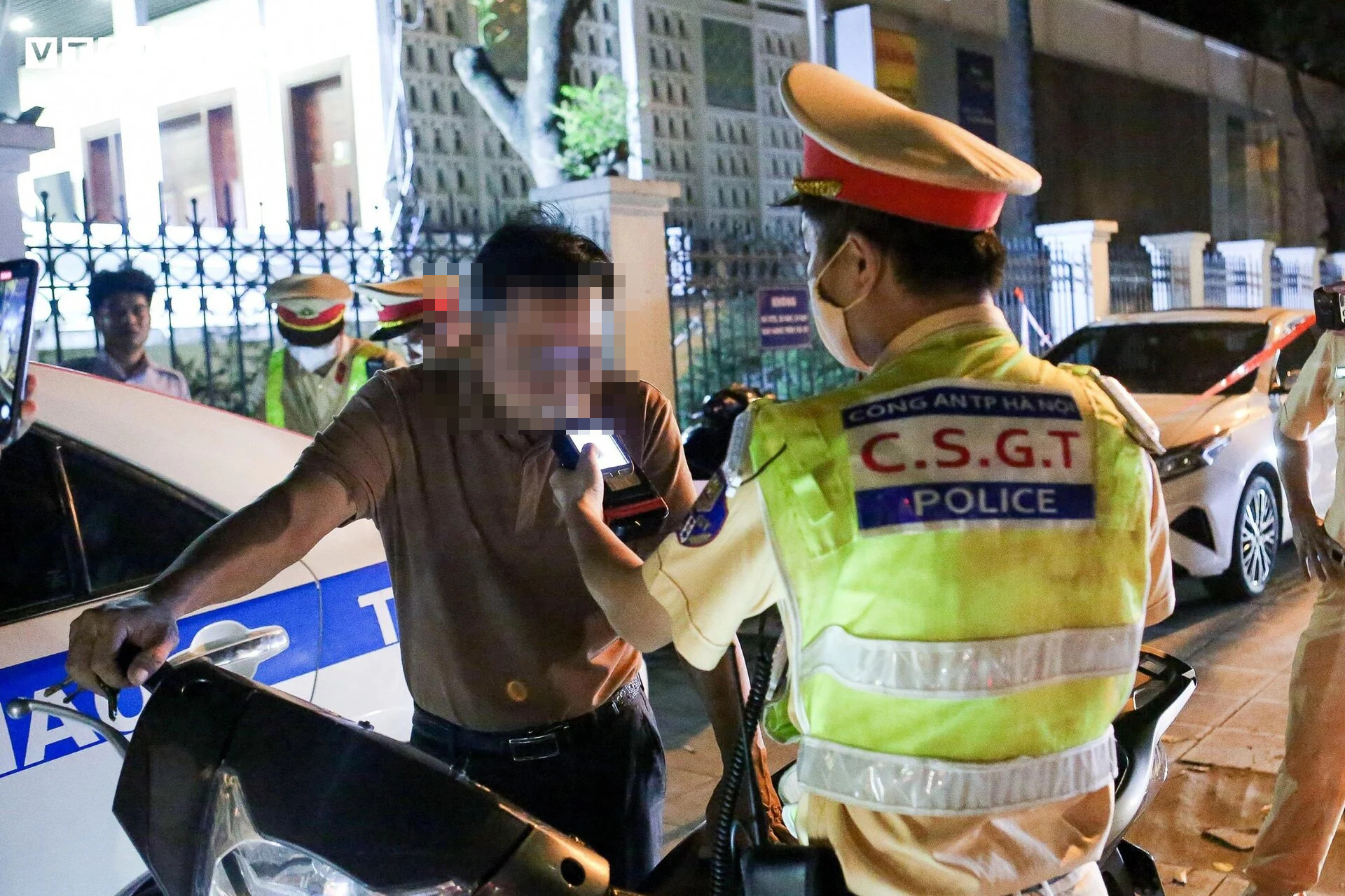 Tài xế không chịu đo nồng độ cồn vì được bạn khuyên 'Đừng thổi, không xin được' - 11