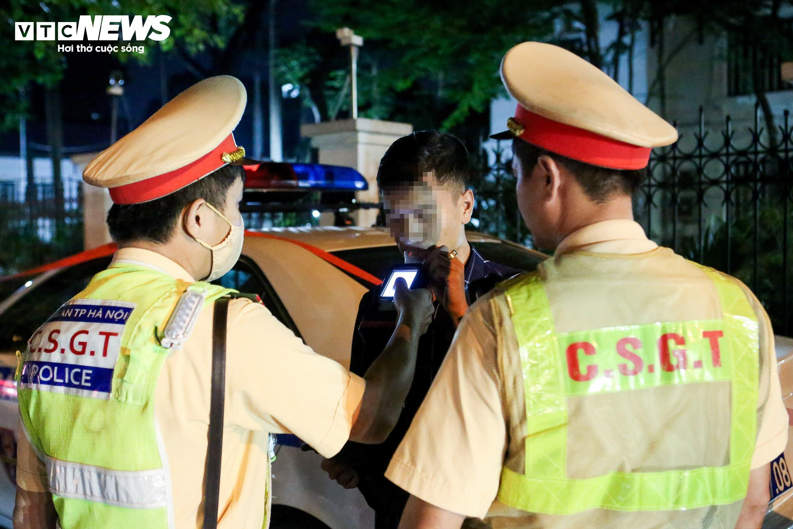 Tài xế không chịu đo nồng độ cồn vì được bạn khuyên 'Đừng thổi, không xin được' - 5