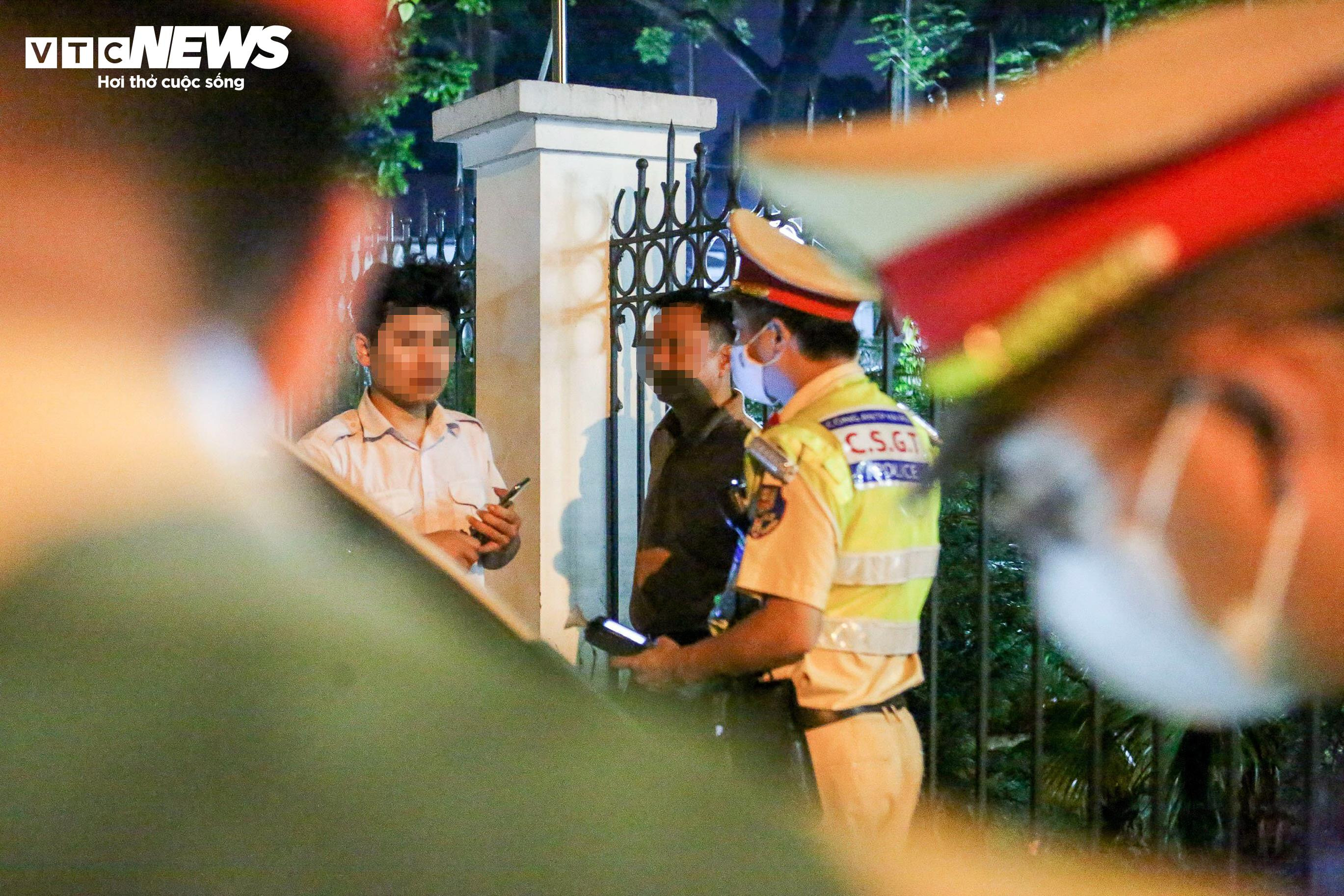 Tài xế không chịu đo nồng độ cồn vì được bạn khuyên 'Đừng thổi, không xin được' - 8