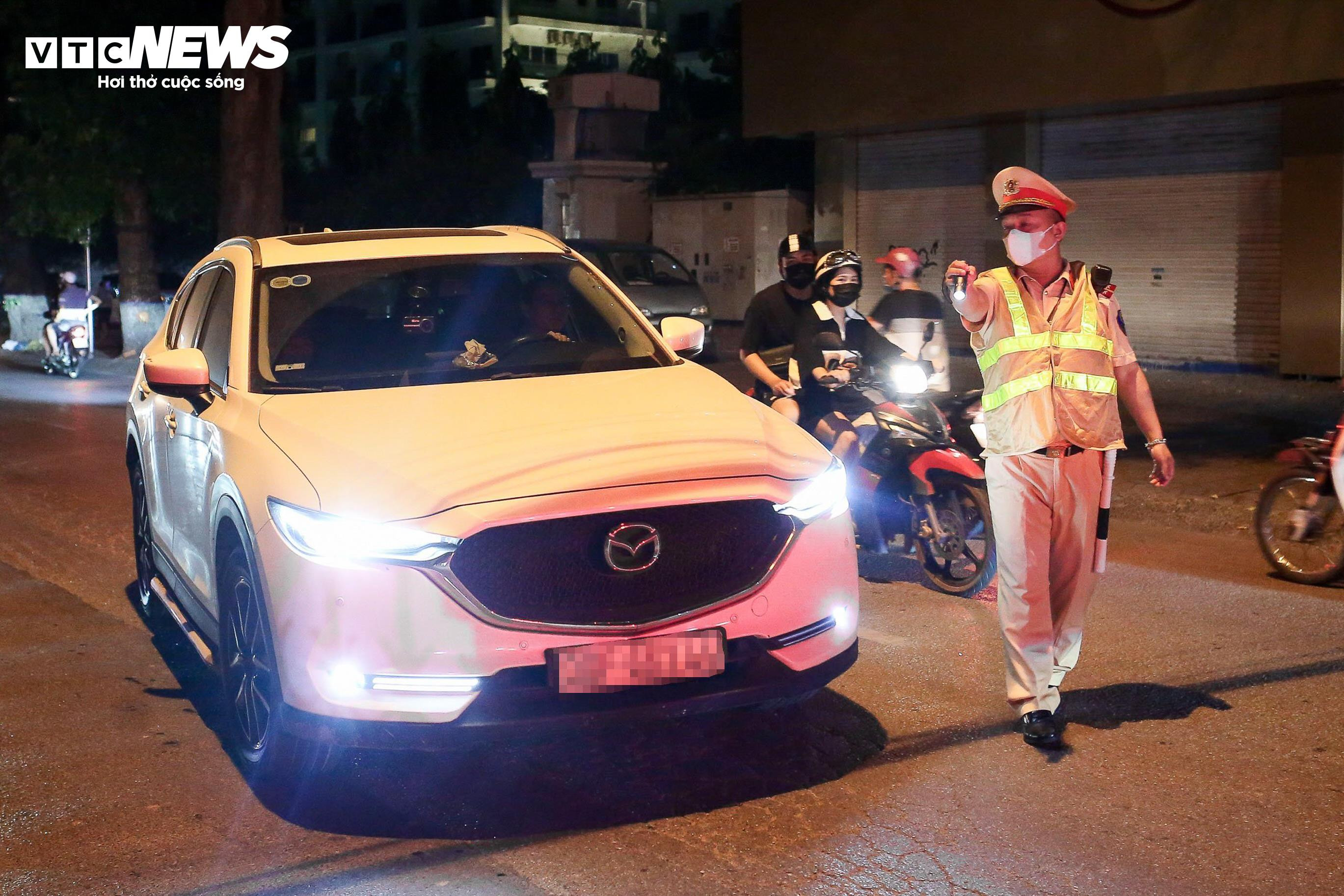 Tài xế không chịu đo nồng độ cồn vì được bạn khuyên 'Đừng thổi, không xin được' - 17