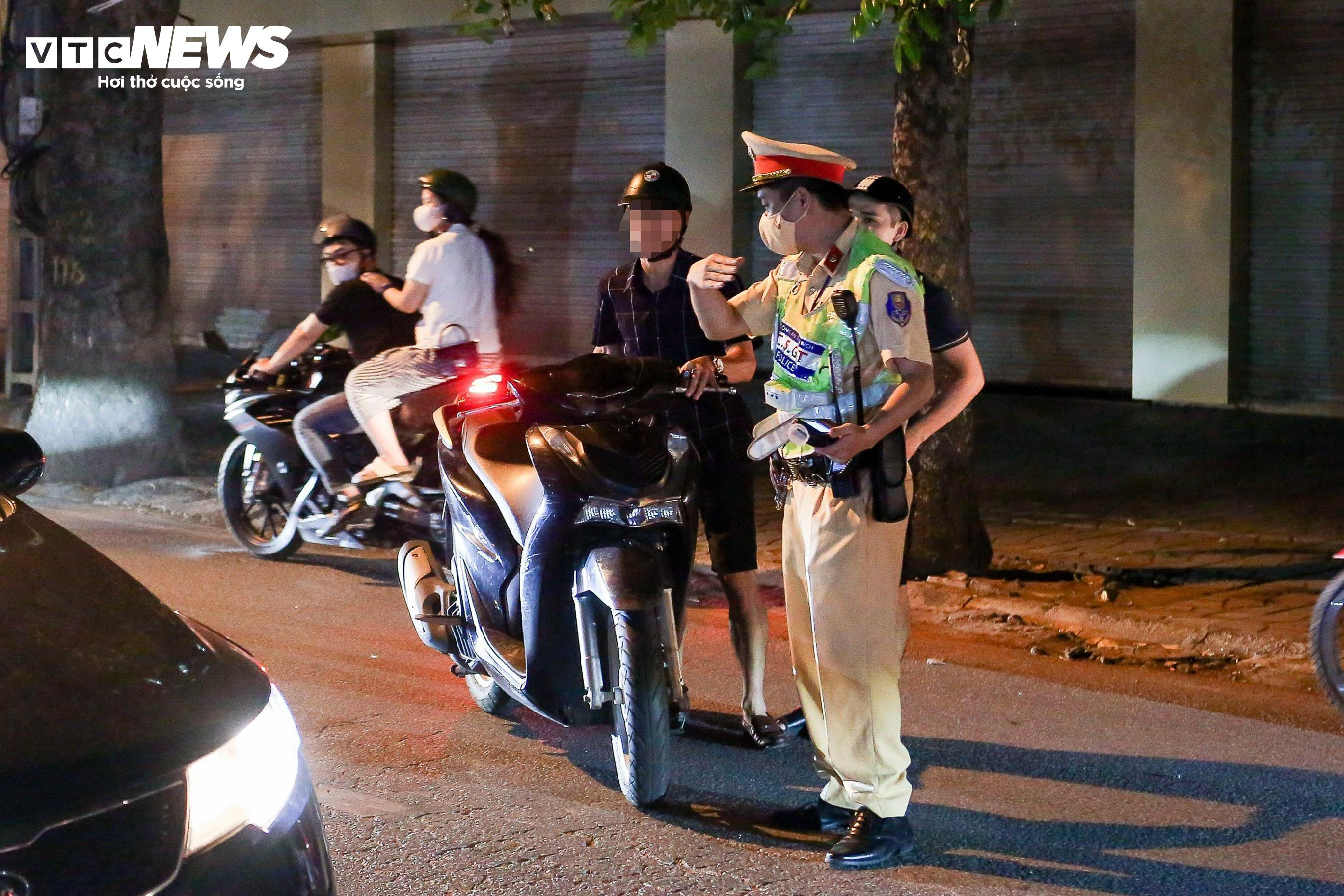 Tài xế không chịu đo nồng độ cồn vì được bạn khuyên 'Đừng thổi, không xin được' - 4