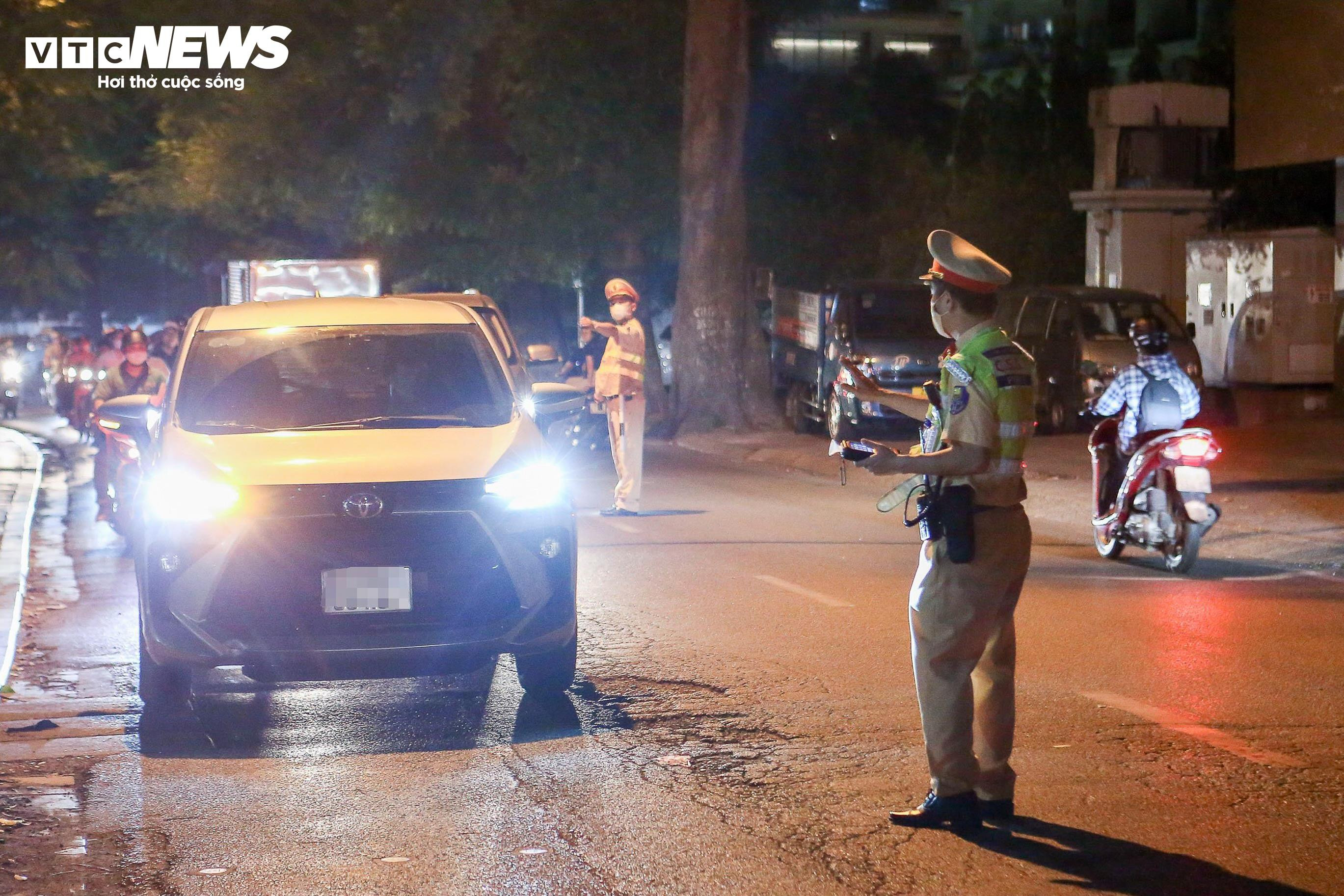 Tài xế không chịu đo nồng độ cồn vì được bạn khuyên 'Đừng thổi, không xin được' - 3