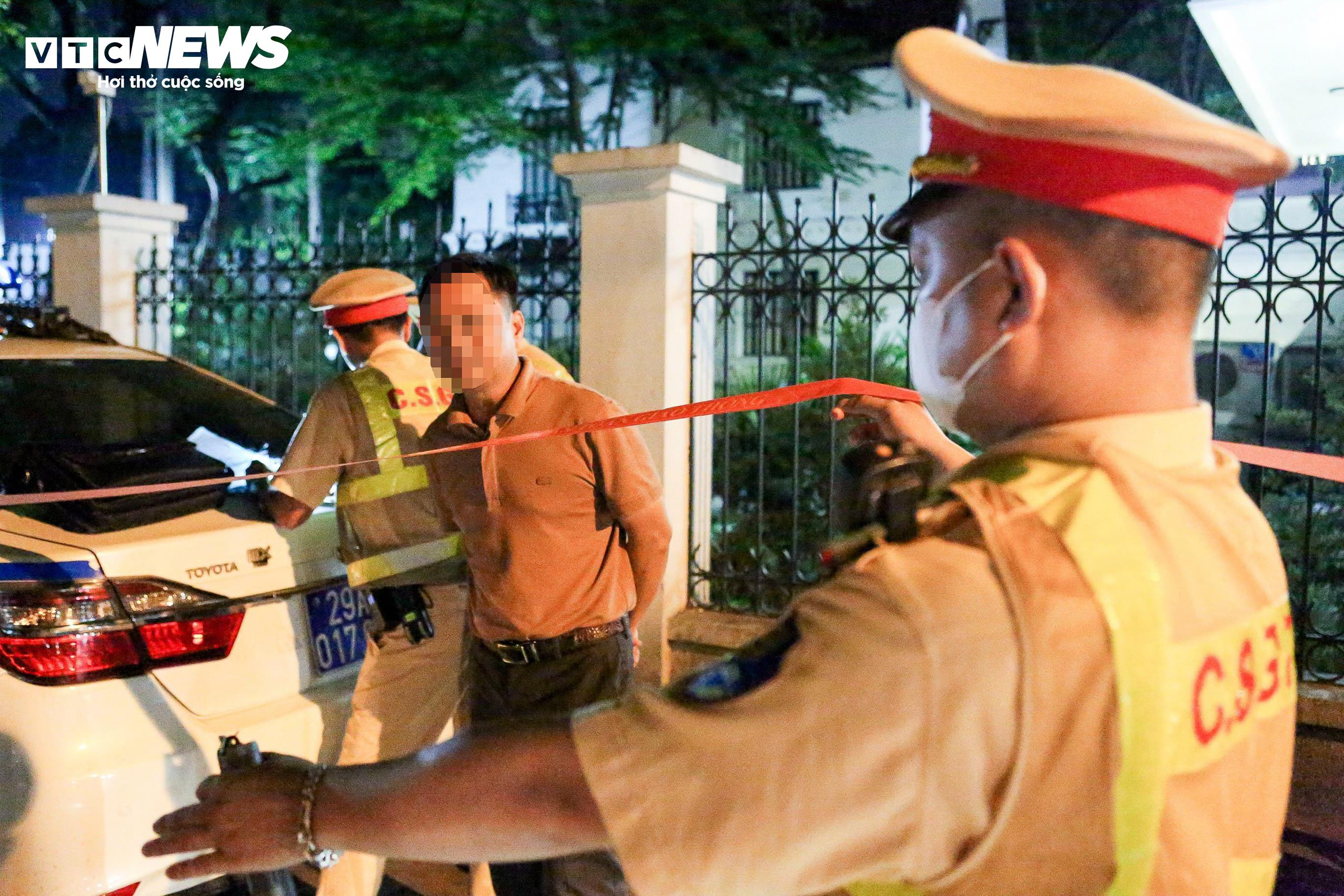 Tài xế không chịu đo nồng độ cồn vì được bạn khuyên 'Đừng thổi, không xin được' - 9