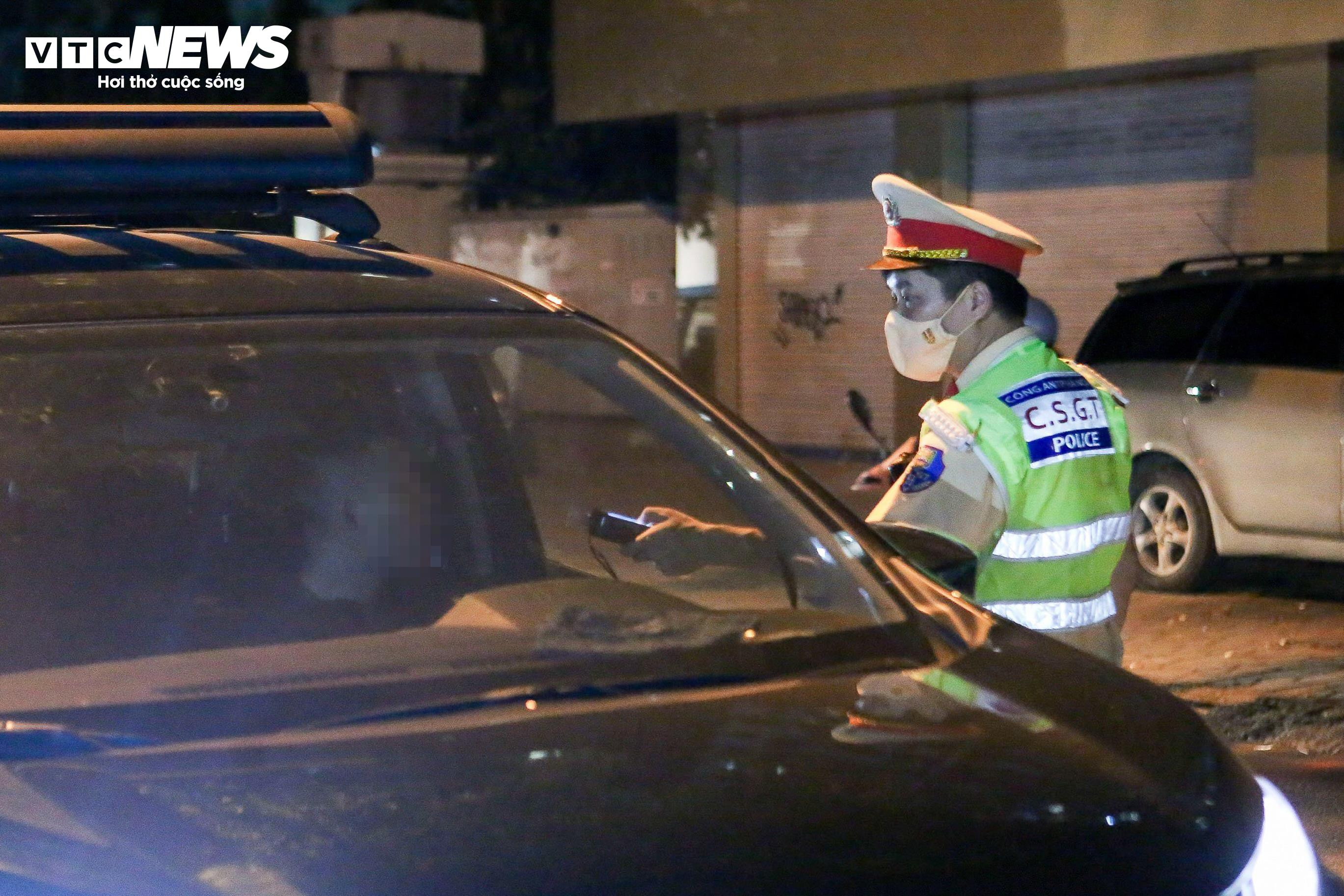 Tài xế không chịu đo nồng độ cồn vì được bạn khuyên 'Đừng thổi, không xin được' - 15