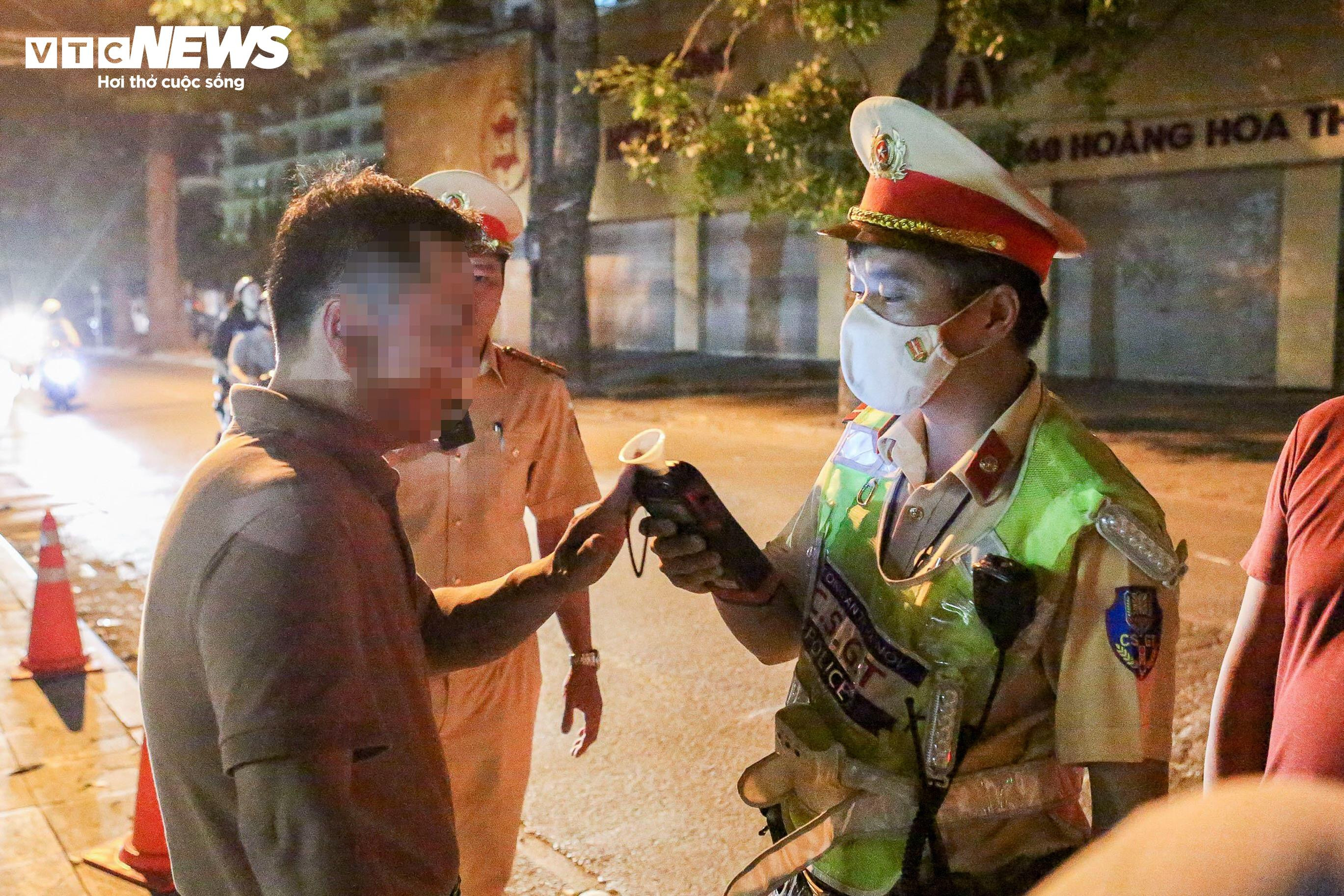 Tài xế không chịu đo nồng độ cồn vì được bạn khuyên 'Đừng thổi, không xin được' - 10