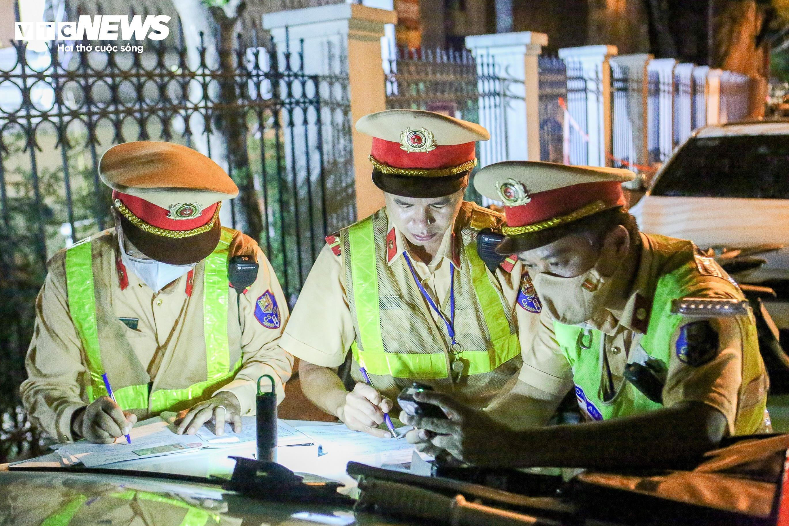 Tài xế không chịu đo nồng độ cồn vì được bạn khuyên 'Đừng thổi, không xin được' - 16