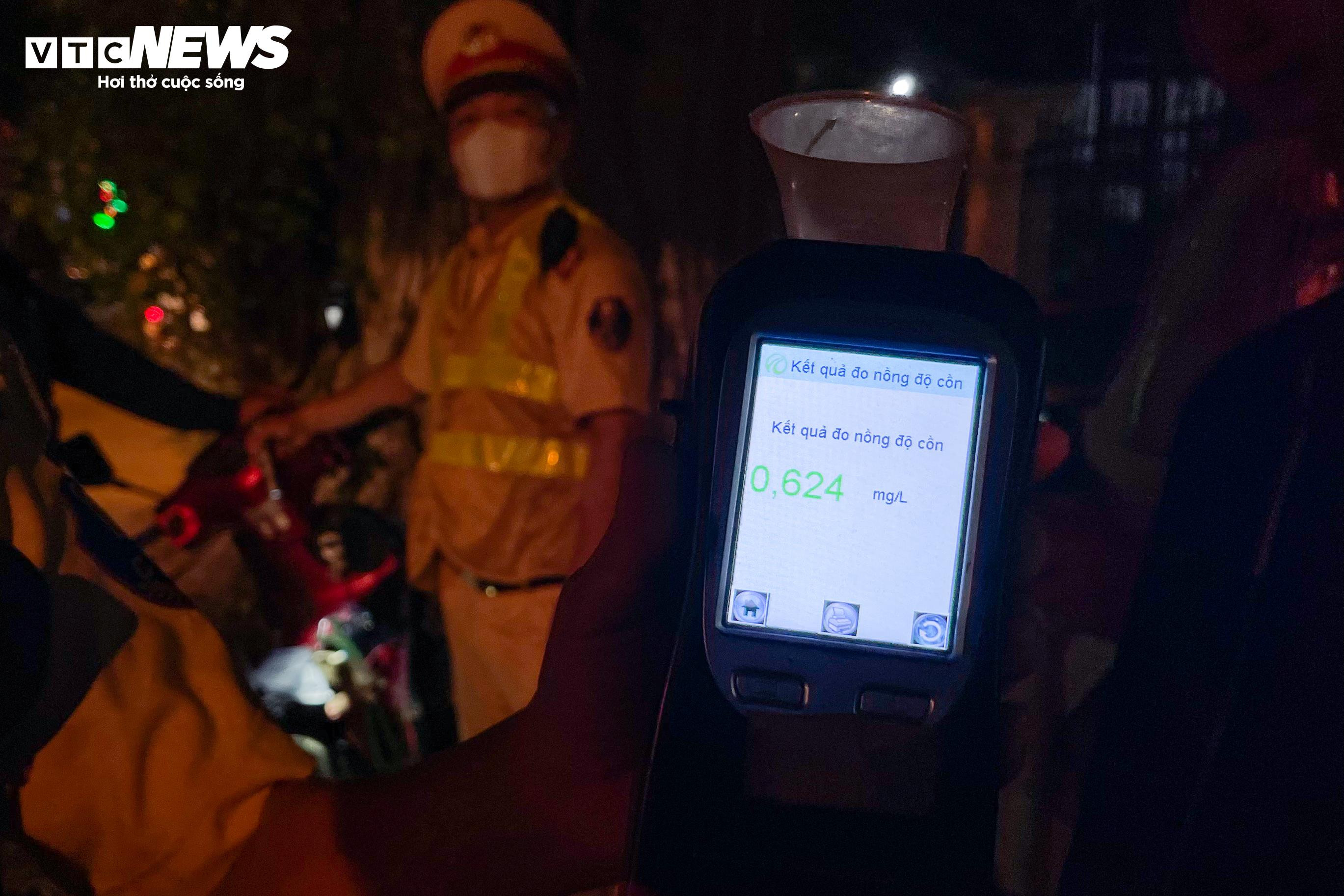 Tài xế không chịu đo nồng độ cồn vì được bạn khuyên 'Đừng thổi, không xin được' - 6