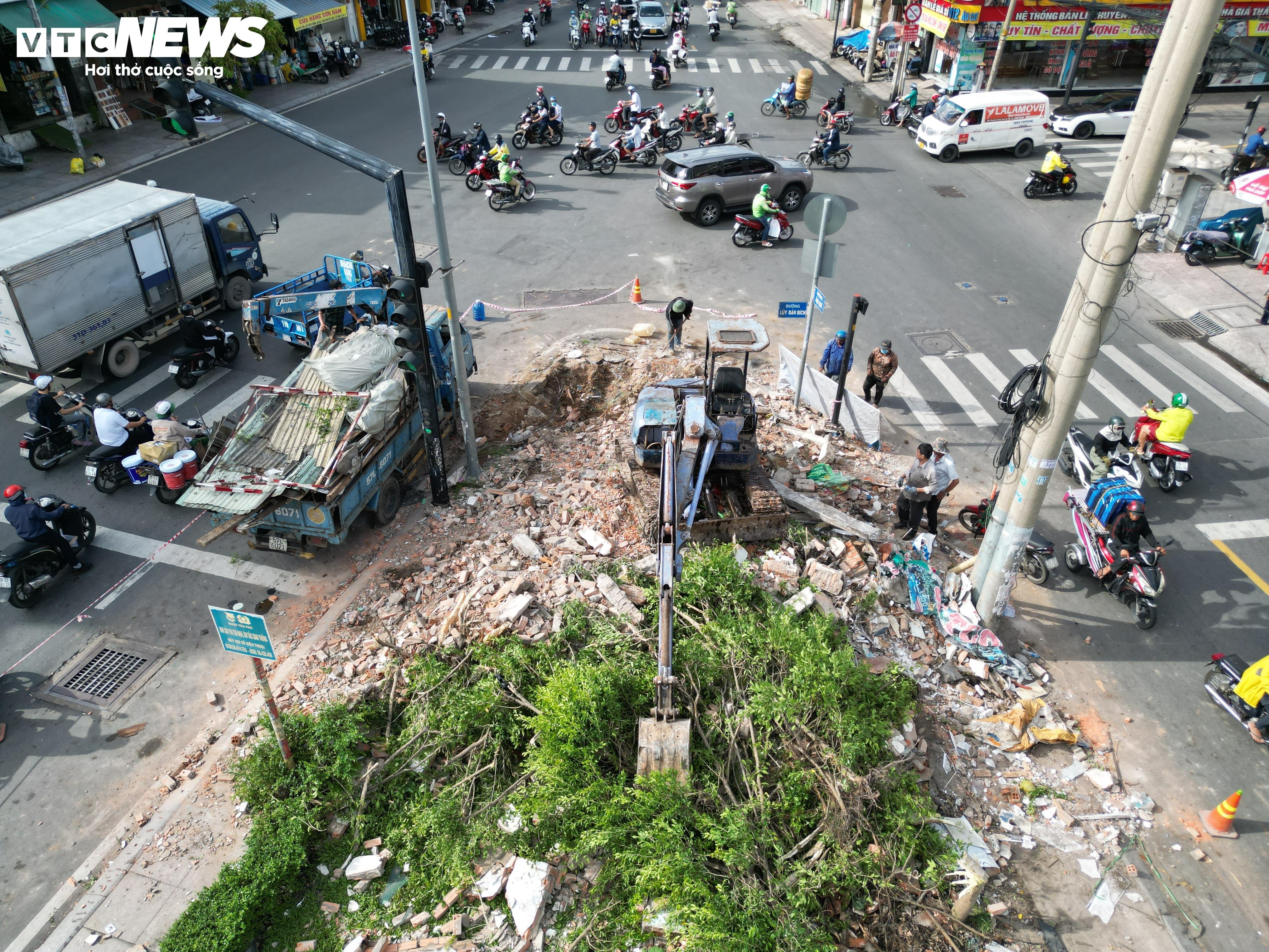 Tháo dỡ căn nhà nằm giữa giao lộ TP.HCM suốt 10 năm - 7