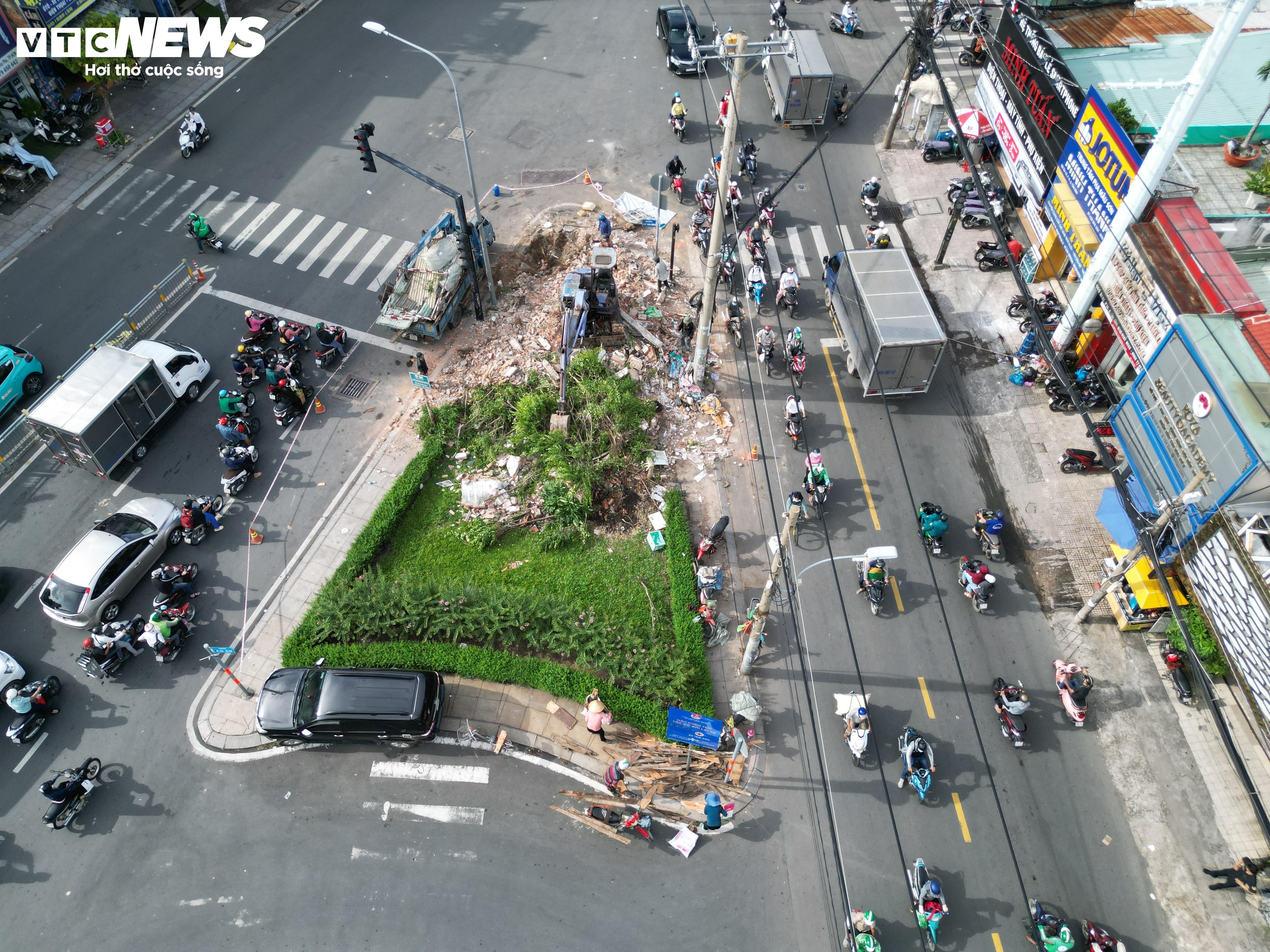 Tháo dỡ căn nhà nằm giữa giao lộ TP.HCM suốt 10 năm - 1