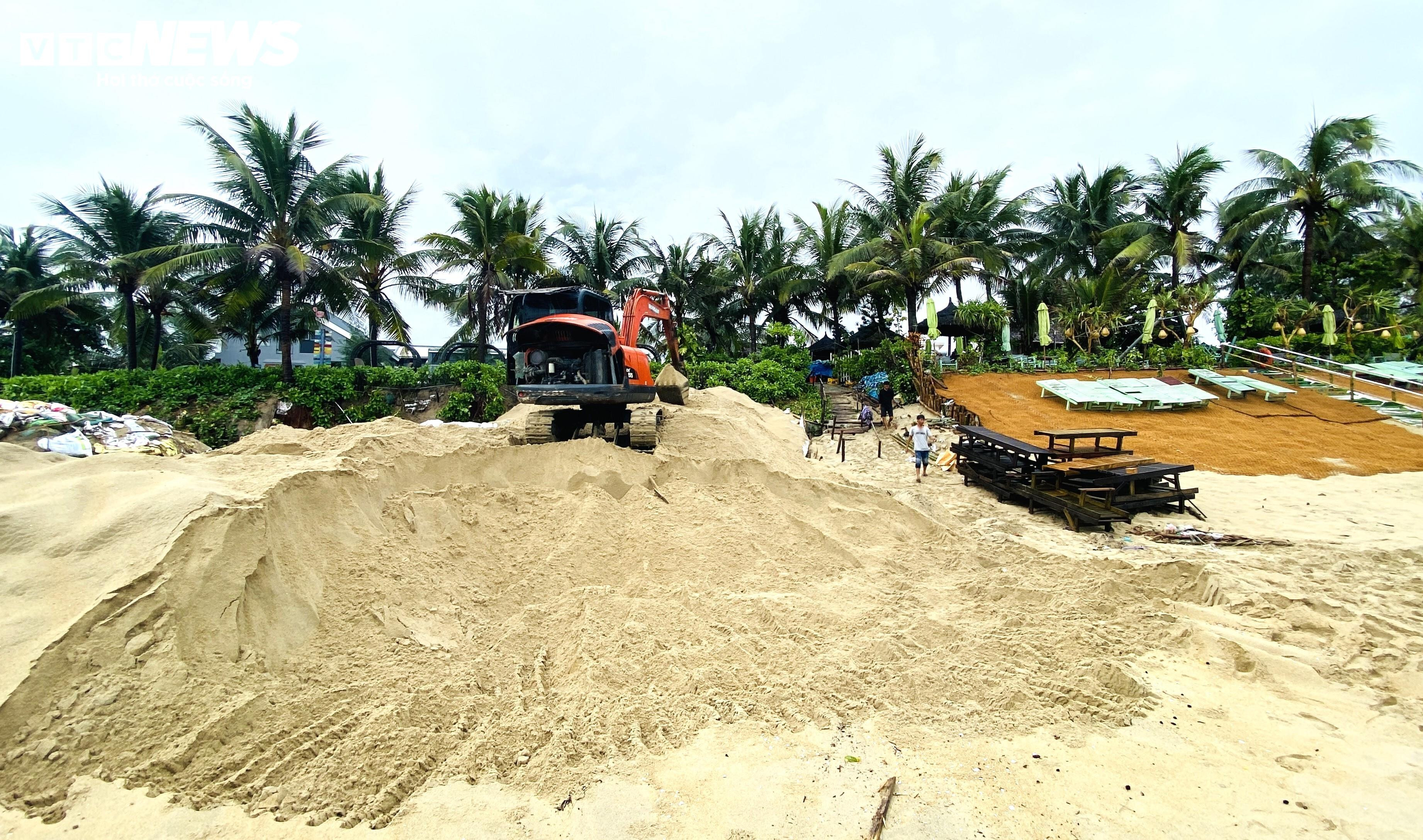 Đội mưa 'vá' bờ biển Hội An trước khi áp thấp nhiệt đới đổ bộ vào đất liền - 9