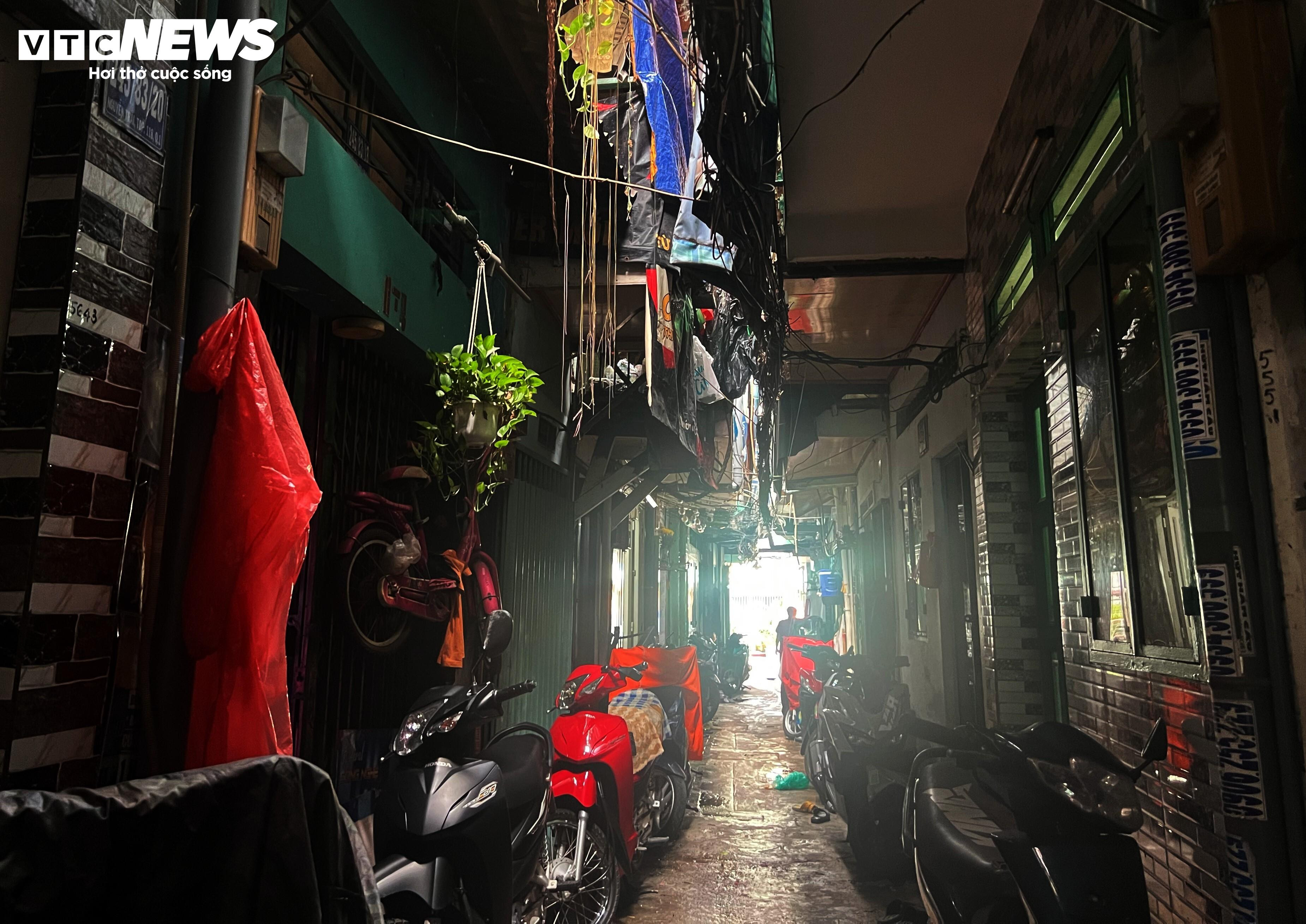 Cuộc sống 'không ánh mặt trời' trong khu nhà siêu nhỏ ngay trung tâm TP.HCM - 4