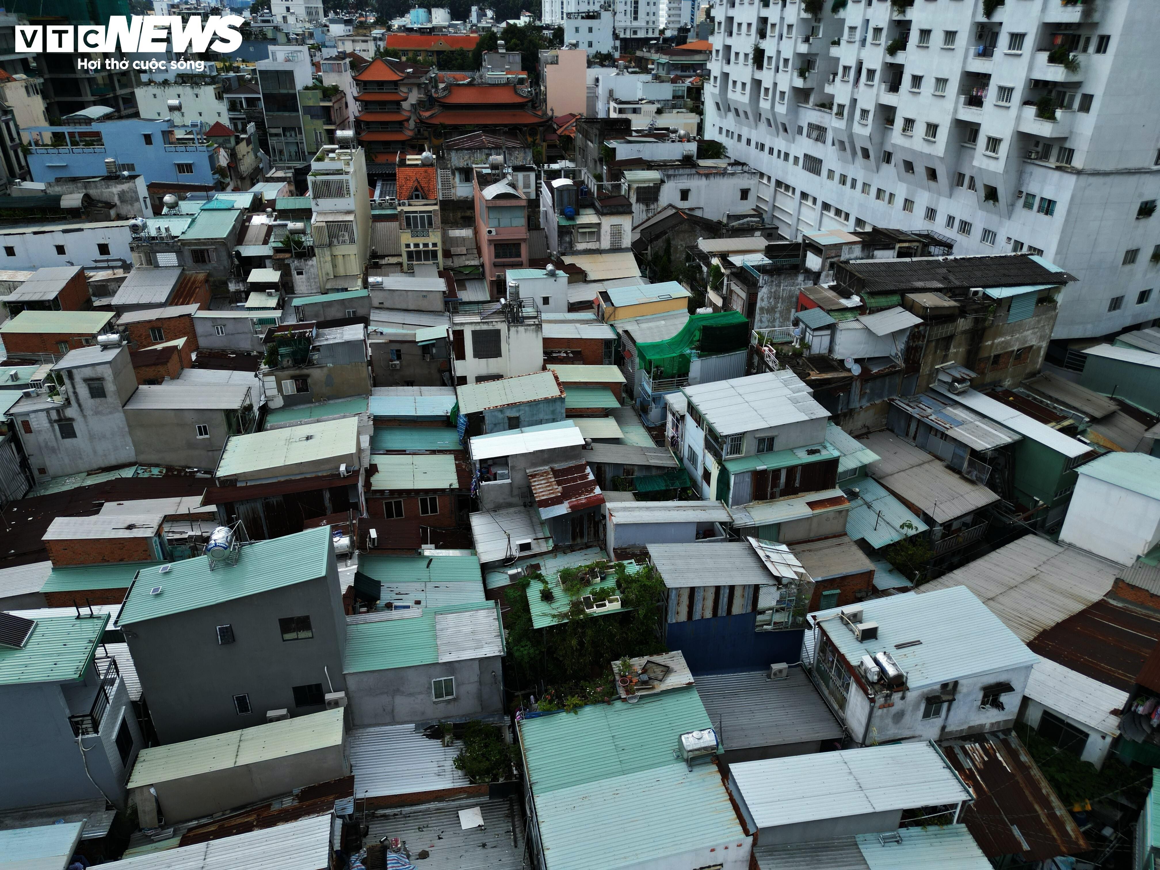 Cuộc sống 'không ánh mặt trời' trong khu nhà siêu nhỏ ngay trung tâm TP.HCM - 1