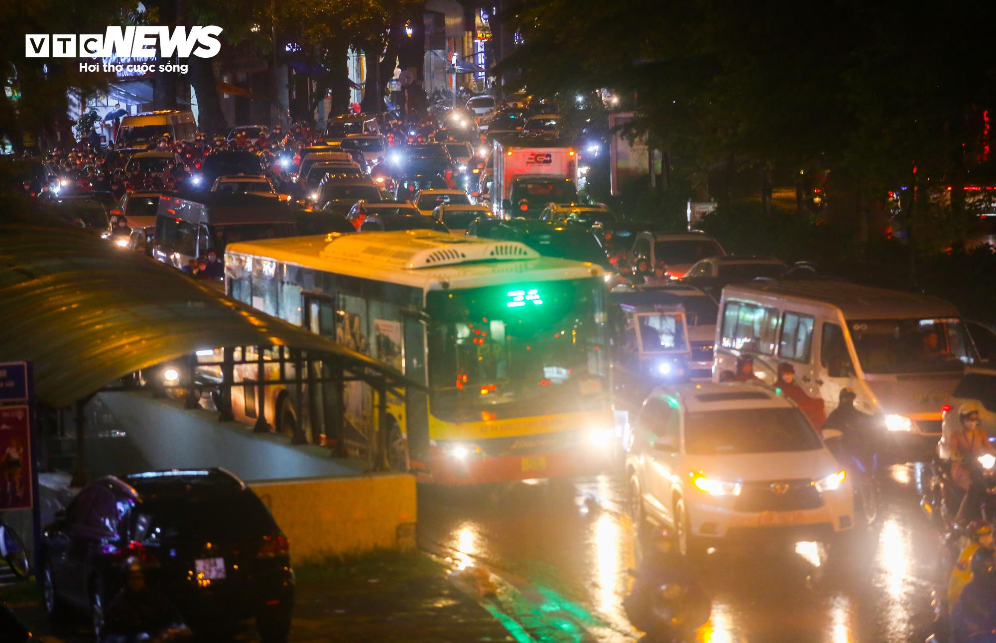 Mưa giờ tan tầm, đường phố Hà Nội ùn tắc không lối thoát - 12