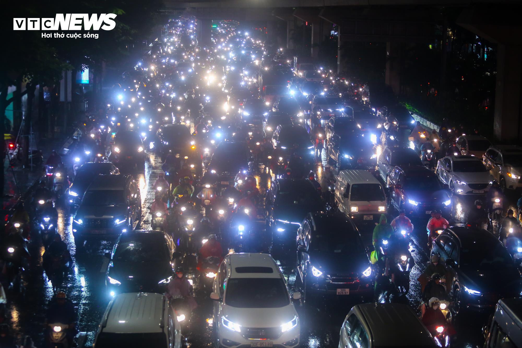Mưa giờ tan tầm, đường phố Hà Nội ùn tắc không lối thoát - 1