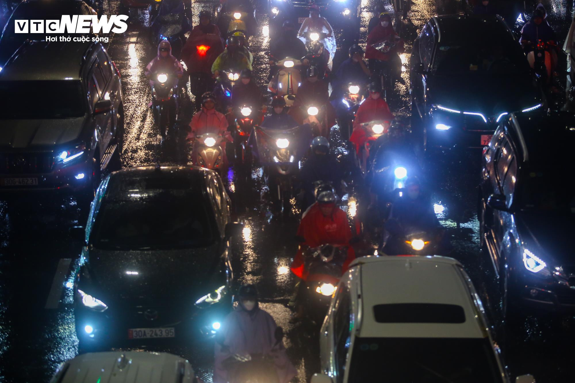Mưa giờ tan tầm, đường phố Hà Nội ùn tắc không lối thoát - 3