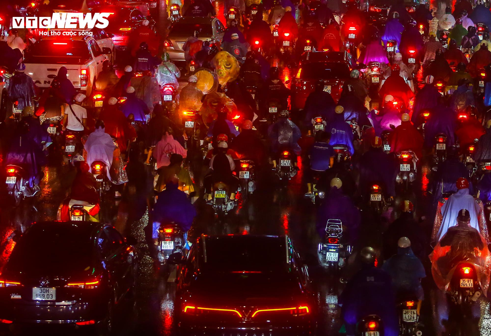 Mưa giờ tan tầm, đường phố Hà Nội ùn tắc không lối thoát - 5