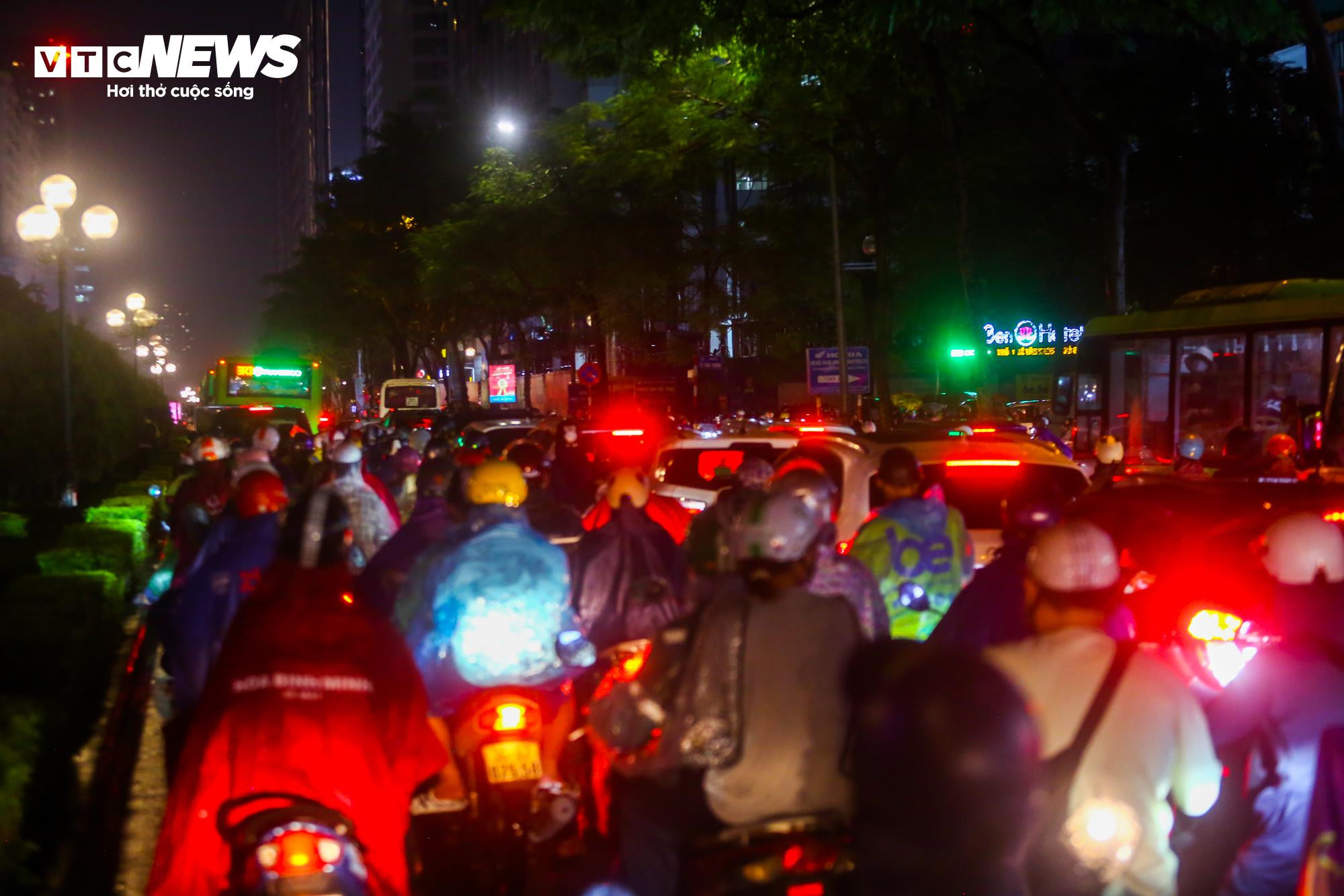 Mưa giờ tan tầm, đường phố Hà Nội ùn tắc không lối thoát - 14