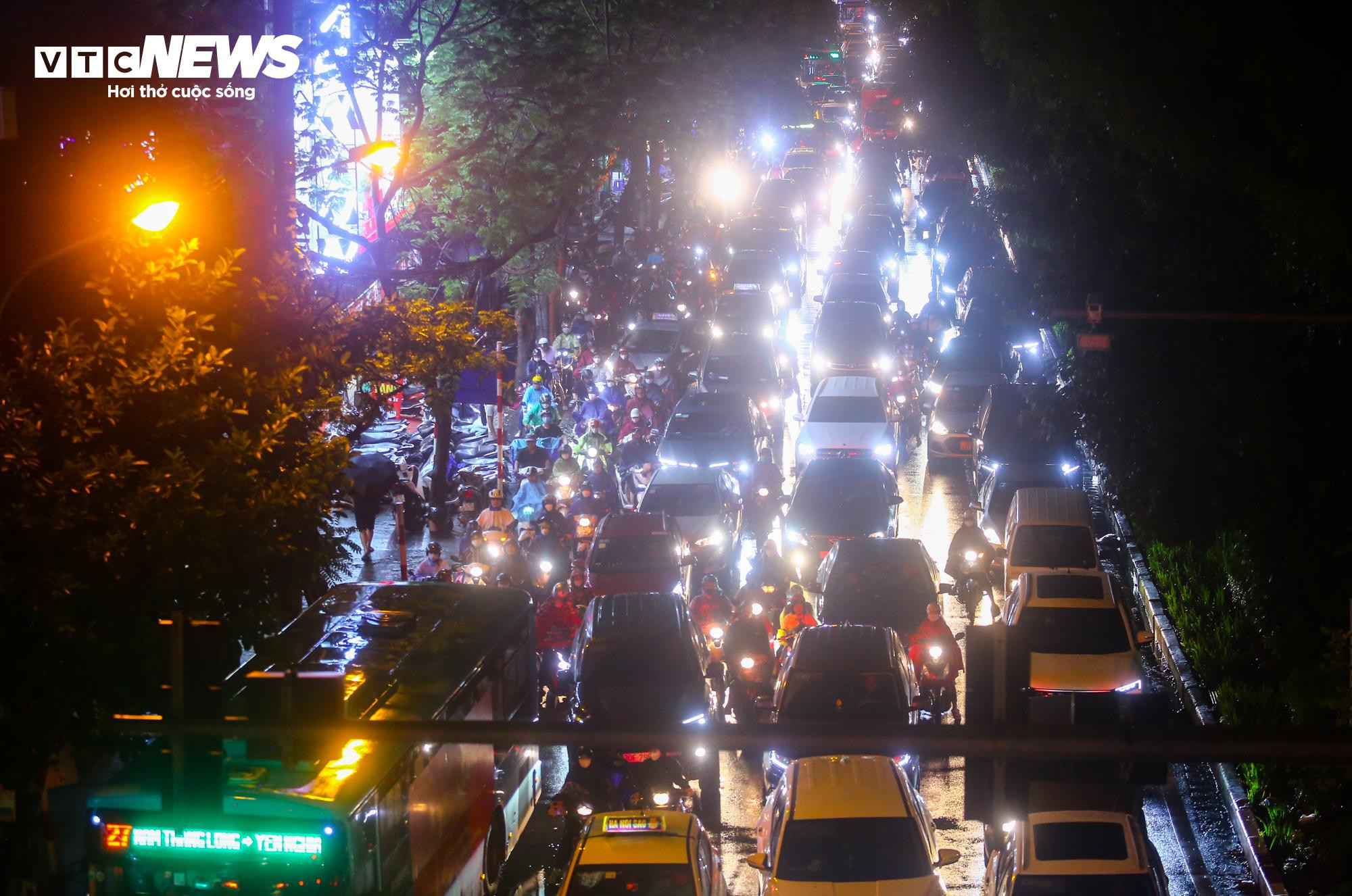 Mưa giờ tan tầm, đường phố Hà Nội ùn tắc không lối thoát - 13